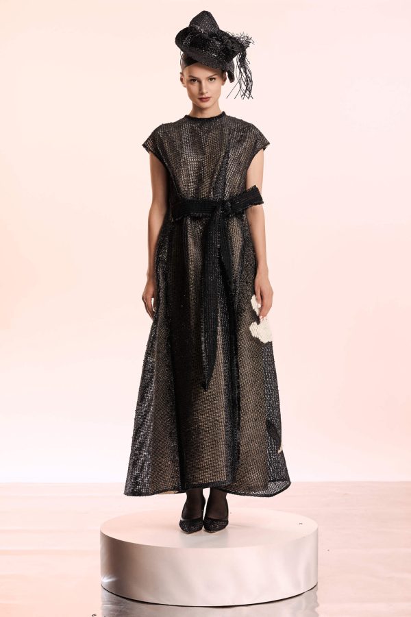 54% viscose 23% polyester 23% polymetal; 54% polyester 46% cotton lining; The embroidery is made of 100% wool thread