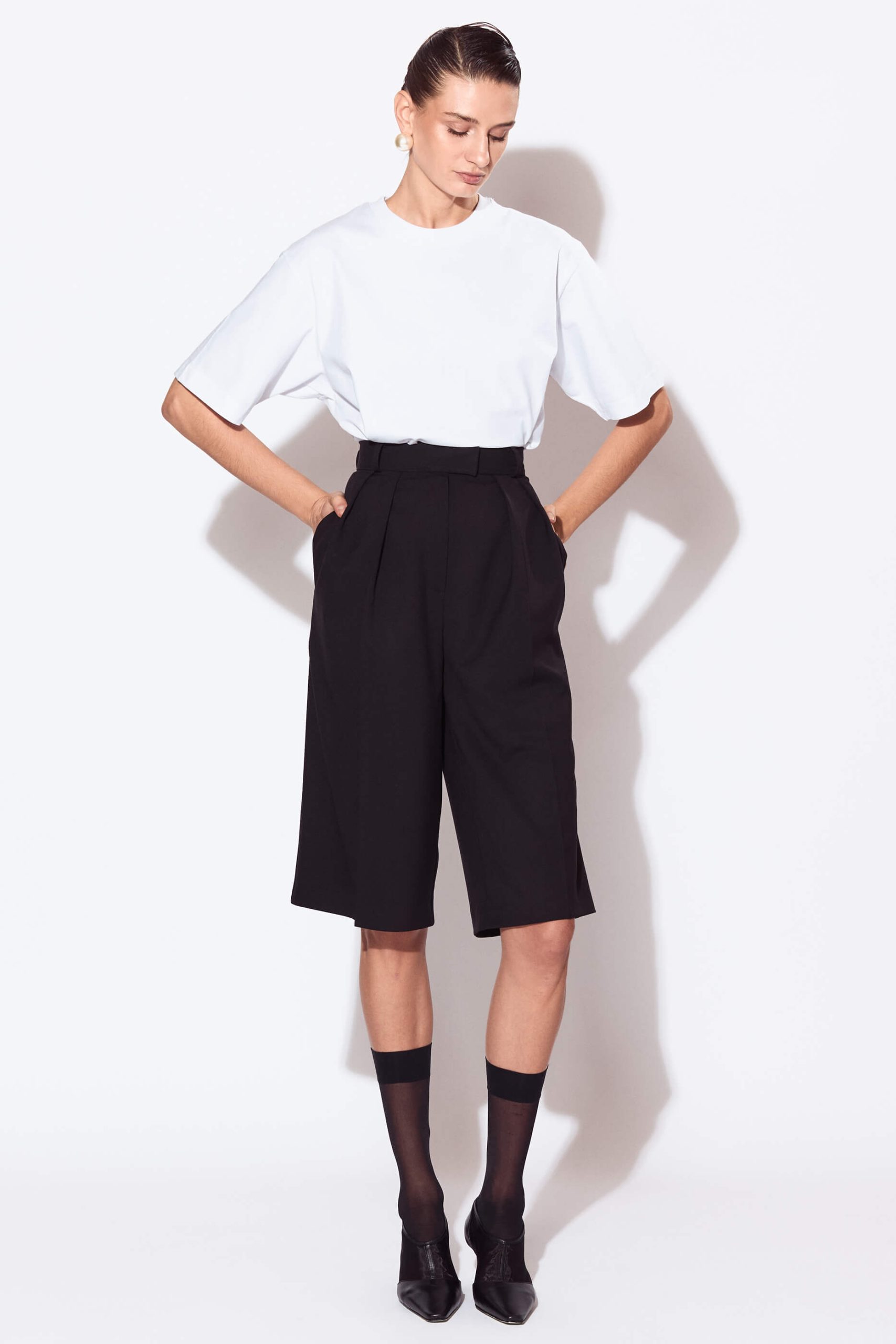 These culottes pants impress as a stylish must-have with their loosely draping silhouette. Wear yours with the matching Lotus Blazer.