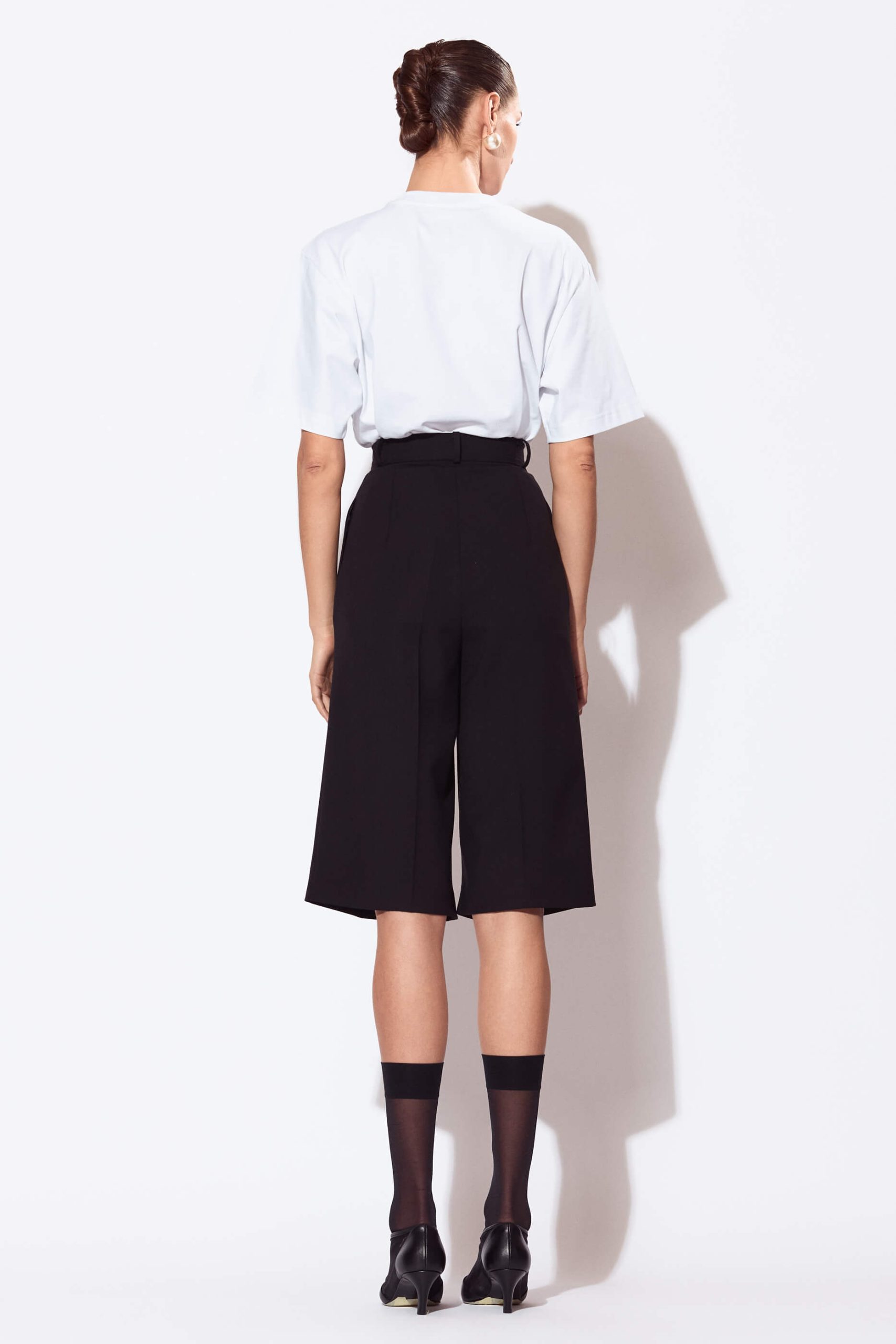 These culottes pants impress as a stylish must-have with their loosely draping silhouette. Wear yours with the matching Lotus Blazer.