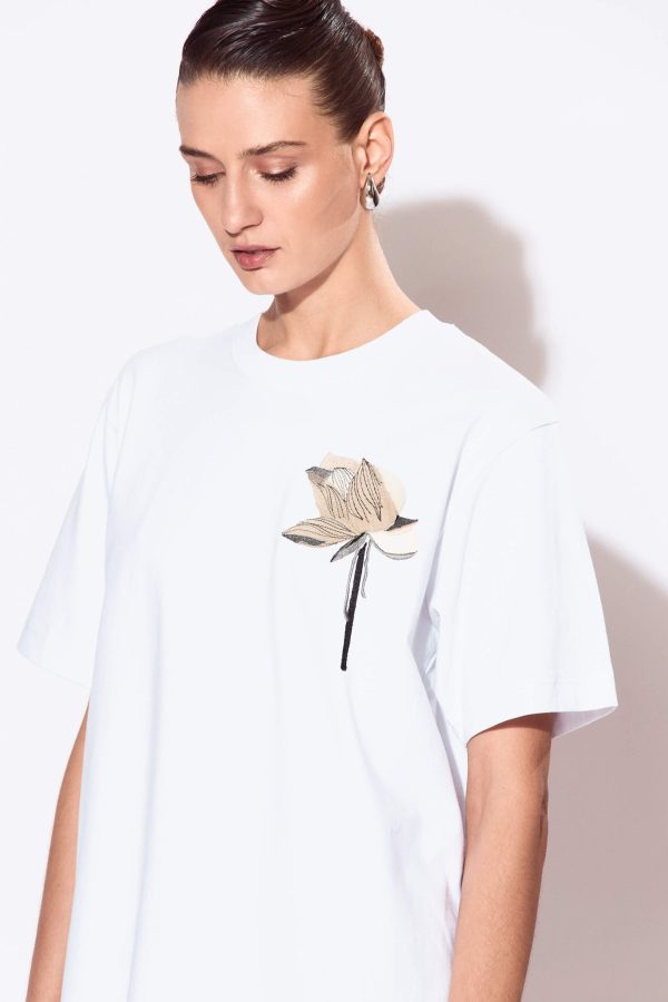 It's hard to overstate the versatility of a white T-shirt. This one is crafted from premium heavyweight organic-cotton and it's bautifully embroidered with a lotus flower in neutral colors. It has a slightly-loose fit.