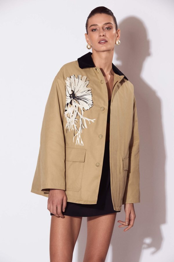 Loose-fit, straight jacket, below hip line. It has quilted lining which makes this piece a perfect choice to wear during the transition between seasons. It has a contrasting black velvet collar,  front features patch pockets with flaps, and a platycerium plant embroidered.  The jacket has a concealed placket and fastens with buttons.