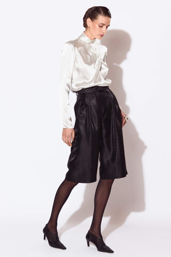 These culottes pants impress as a stylish must-have with their loosely draping silhouette. Wear yours with the matching Lotus Blazer.