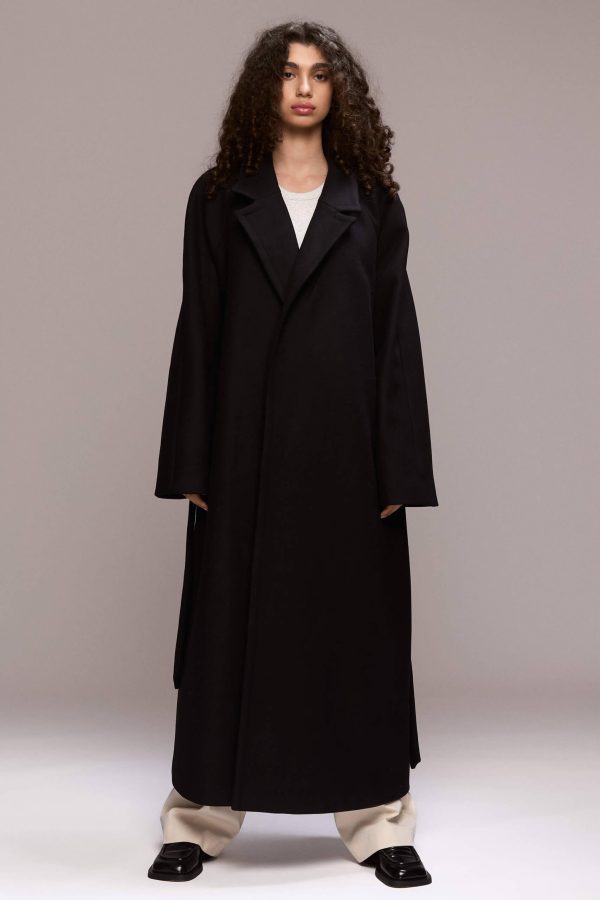 Timeless and sophisticated, this coat has a straight, oversized silhouette with a maxi length, with open-front design and a detachable