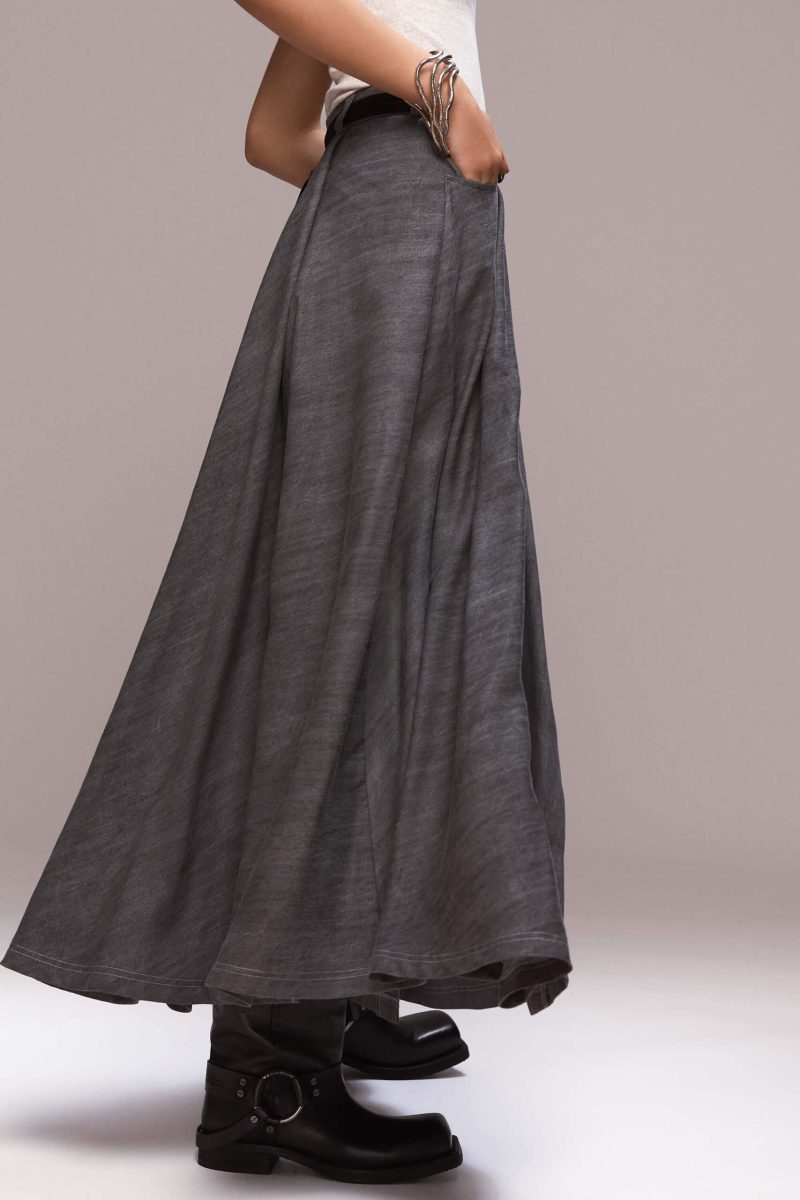 This long, A line skirt has an ankle length, with high waist, front pockets and button fastenings. The skirt has a loose fit, with belt loops at the waist.