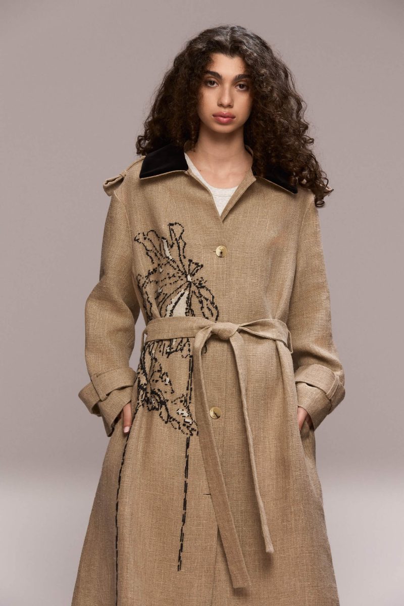 100 % linen; 100% viscose lining; The embroidery is made of 100% wool thread