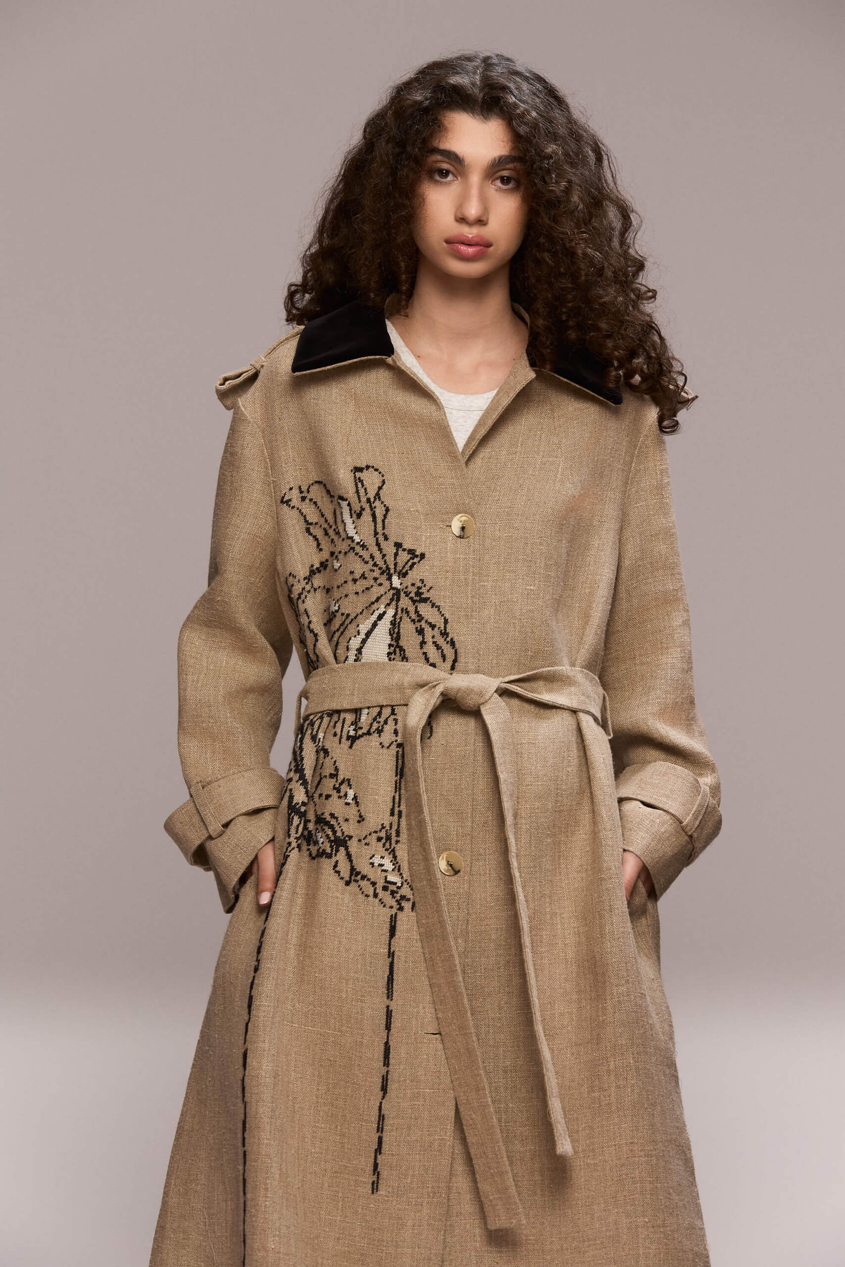 100 % linen; 100% viscose lining; The embroidery is made of 100% wool thread