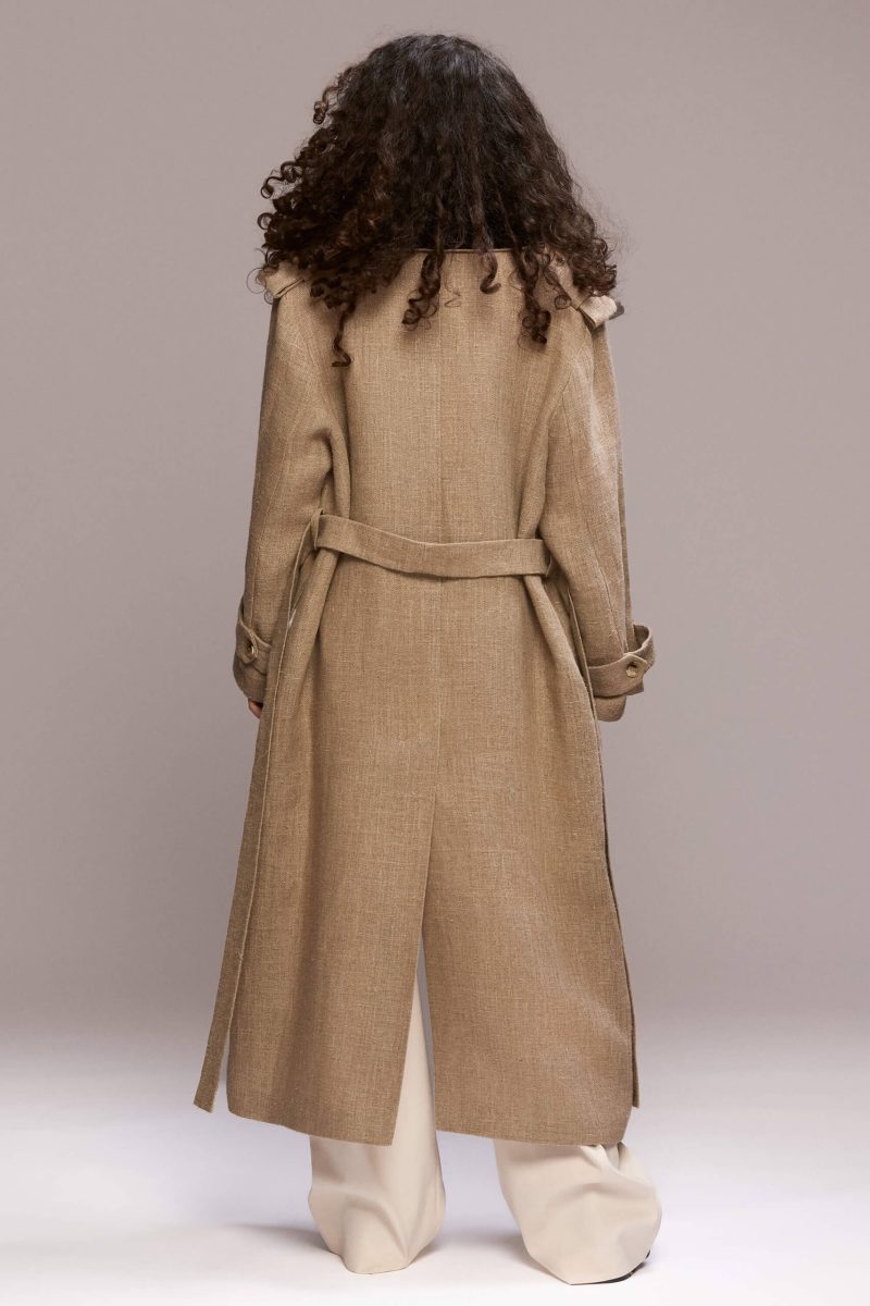 100 % linen; 100% viscose lining; The embroidery is made of 100% wool thread