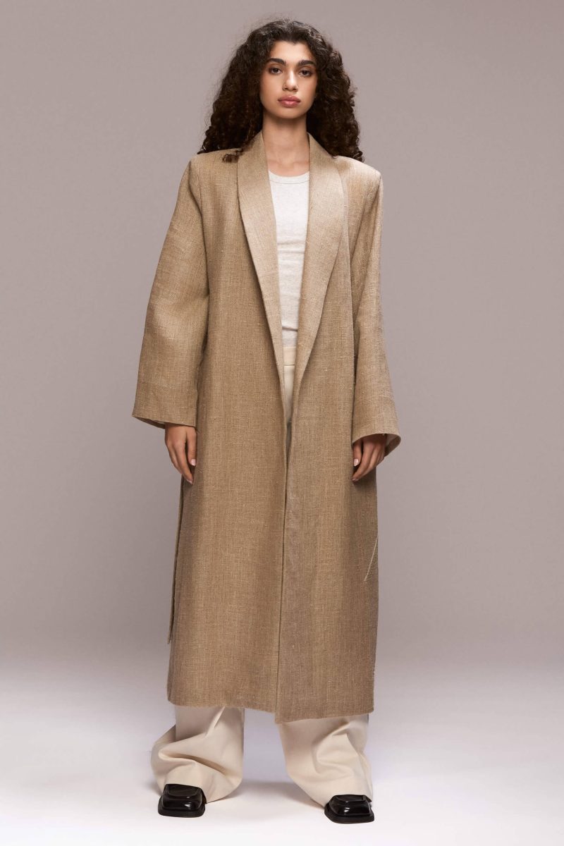 100 % linen; 100% viscose lining; The embroidery is made of 100% wool thread