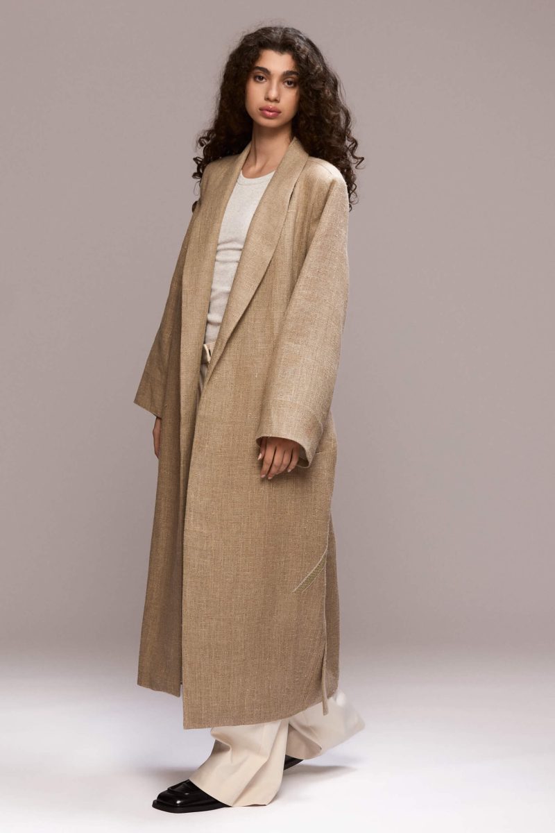 100 % linen; 100% viscose lining; The embroidery is made of 100% wool thread