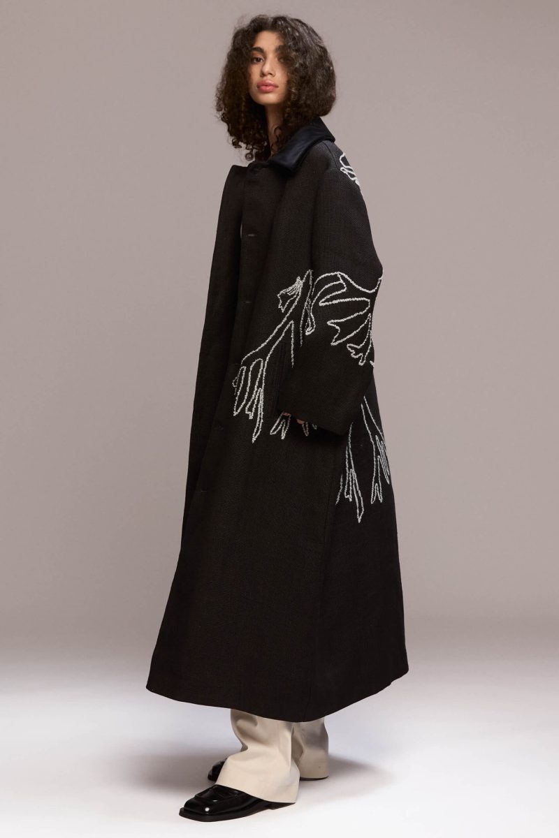 100 % linen; 100% viscose lining; The embroidery is made of 100% wool thread