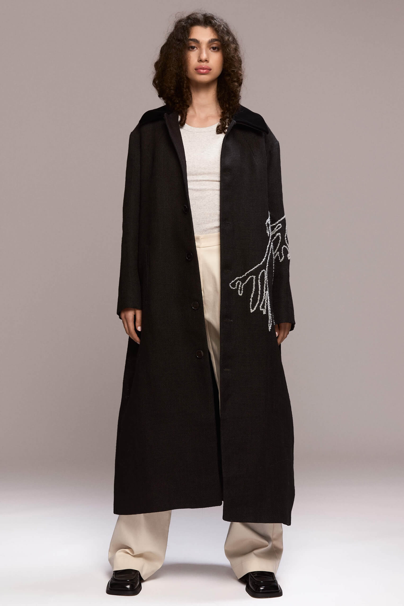 100 % linen; 100% viscose lining; The embroidery is made of 100% wool thread