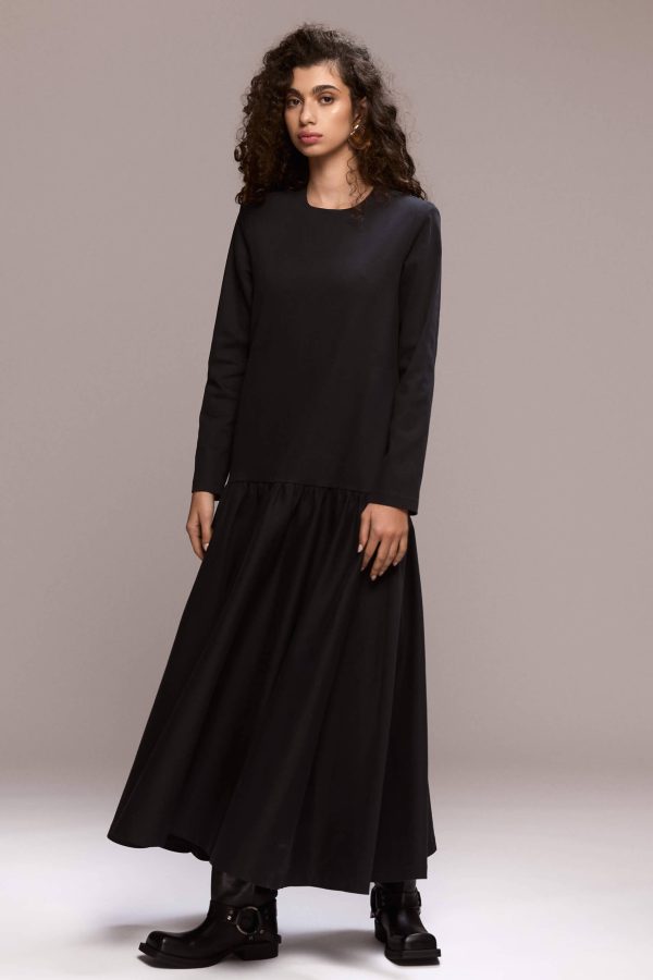 Effortless day-to-night dressing with this long-sleeve black dress which offers a sophisticated silhouette with a comfortable and relaxed fit. With high neck lining, the loose-fitting skirt offers a graceful movement.