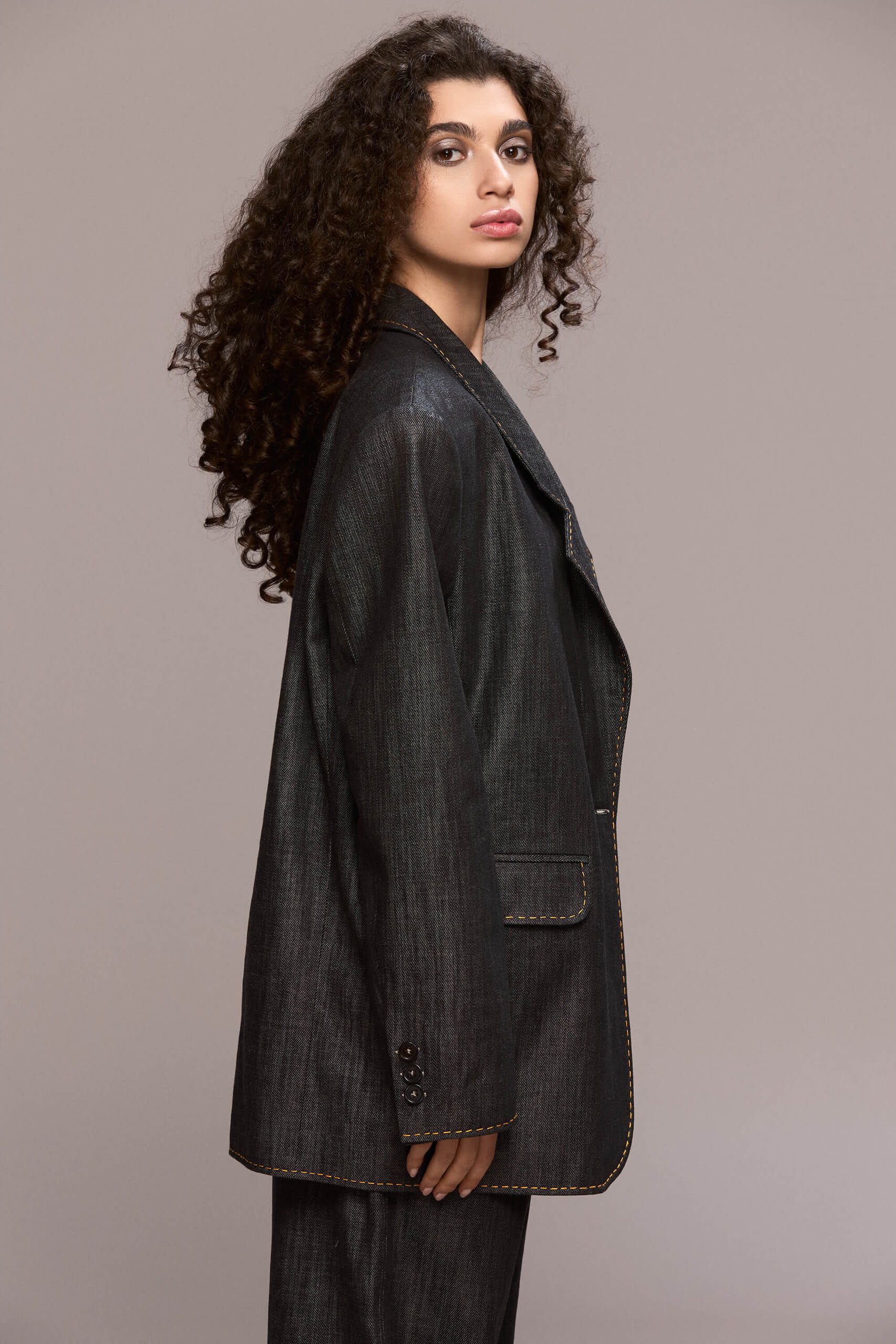 model is 1,78 and wears size 38