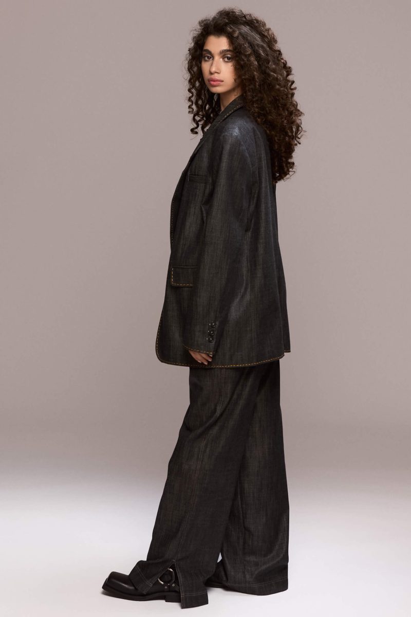 This distinctive blazer has a timeless, elegant cut with a slightly structured, straight silhouette. It features contrasting hand-stiched seams along the lapels, pockets and side seams, a single-button front closure, padded shoulders and functional pockets. It can be worn with our matching trousers for a total modern and bold look.