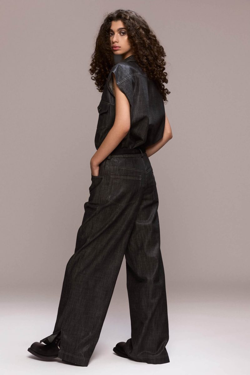 These black wide-leg trousers feature front pleats, which give them a comfortable and flowy fit. They are full length, with front pockets and one single back pocket on the right side. There is a fly front zipper closure. Wear them with our matching black sleeveless shirt for a total look.