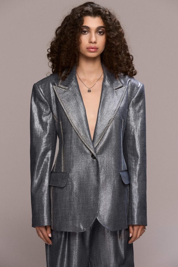 This distinctive blazer has a timeless, elegant cut with a slightly structured, straight silhouette. It features contrasting hand-stiched seams along the lapels, pockets and side seams, a single-button front closure, padded shoulders and functional pockets. It can be worn with our matching trousers for a total modern and bold look.