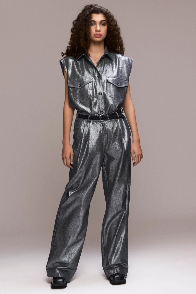 These metallic wide-leg trousers feature front pleats, which give them a comfortable and flowy fit. They are full length, with front pockets and one single back pocket on the right side. There is a fly front zipper closure. Wear them with our matching metallic sleeveless shirt for making a bold statement, at glamorous events or day dates.