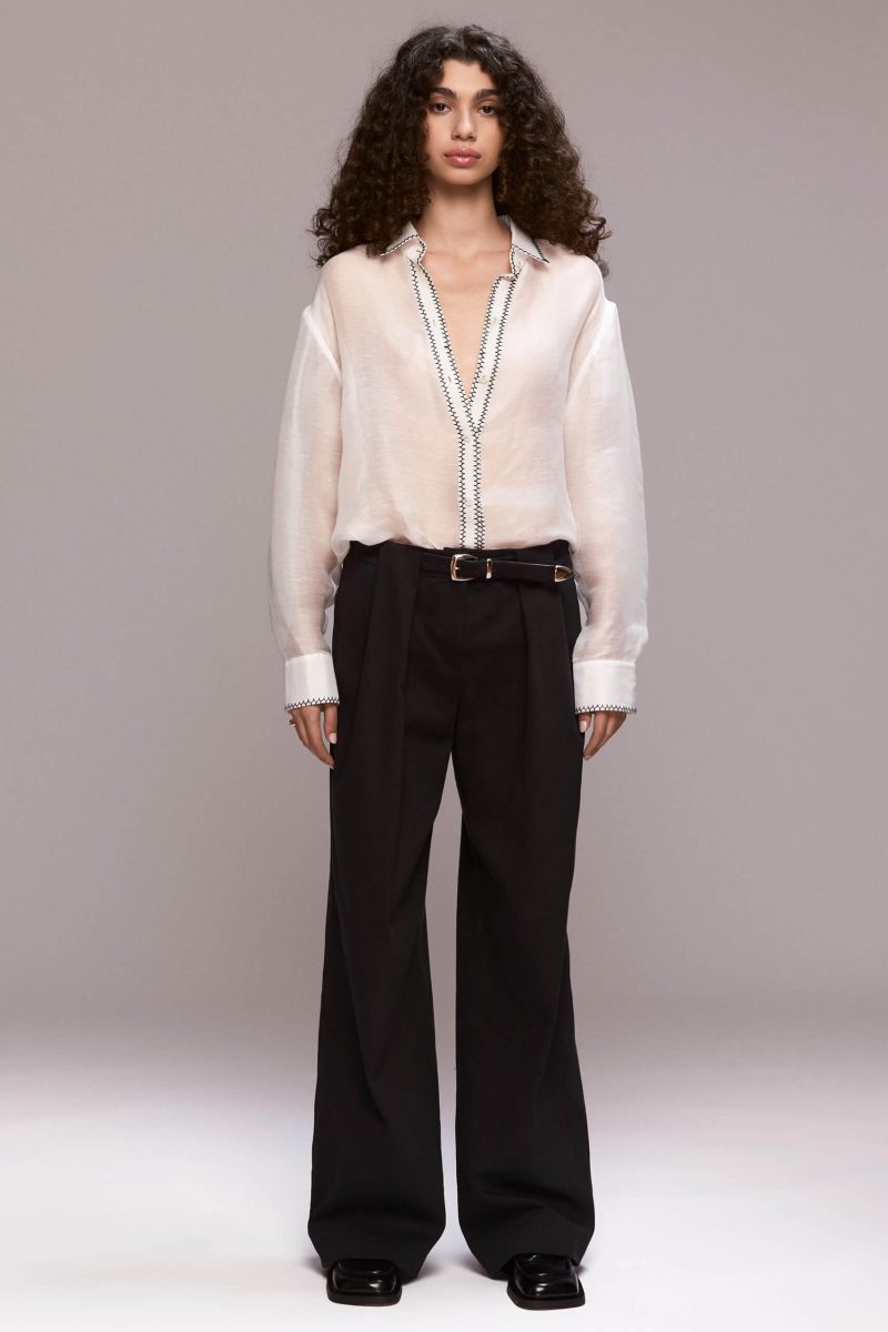 These wide-leg trousers have a loose fit, with functional side pockets, and a single back pocket on the right side. The trousers features belt loops, the two distinct front ones create pleats that contribute to a relaxed fit and a beautiful design detail.