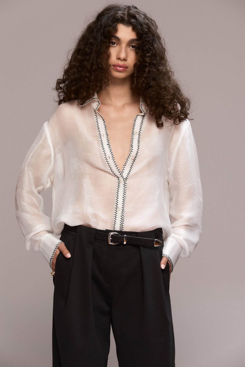 These wide-leg trousers have a loose fit, with functional side pockets, and a single back pocket on the right side. The trousers features belt loops, the two distinct front ones create pleats that contribute to a relaxed fit and a beautiful design detail.