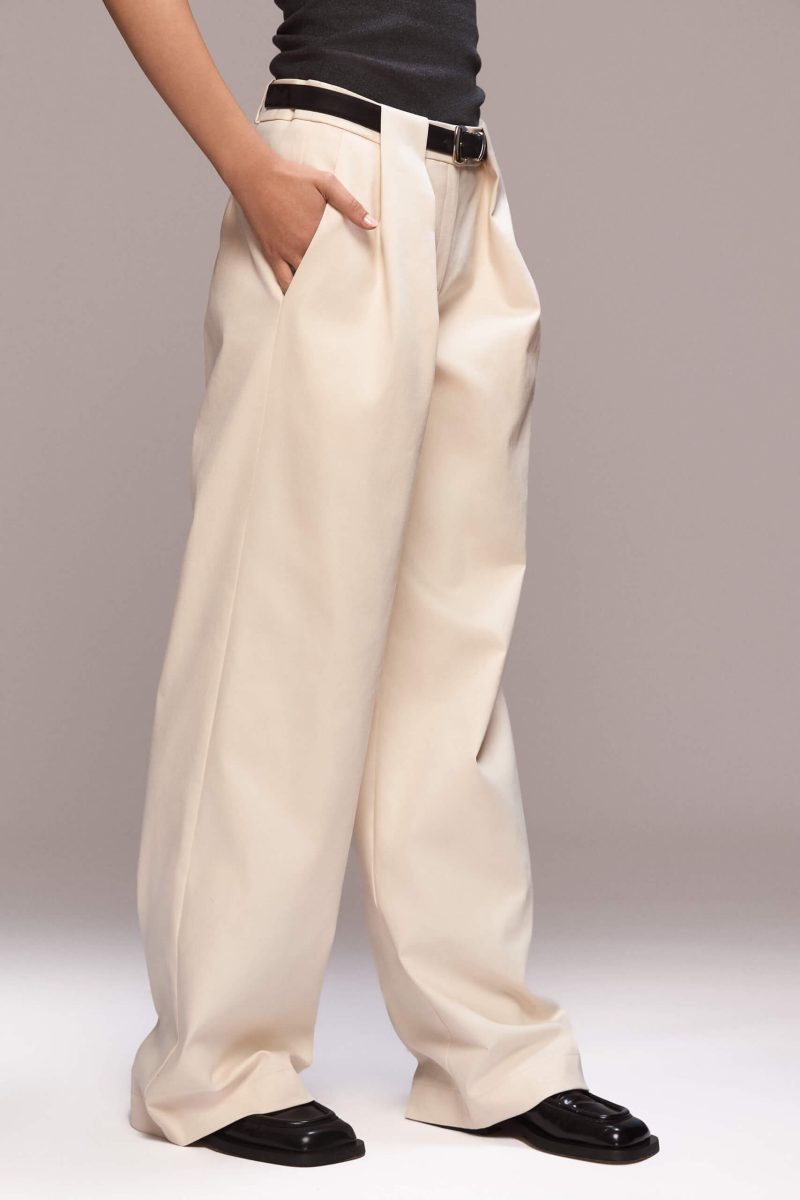 These wide-leg trousers have a loose fit, with functional side pockets, and a single back pocket on the right side. The trousers features belt loops, the two distinct front ones create pleats that contribute to a relaxed fit and a beautiful design detail.