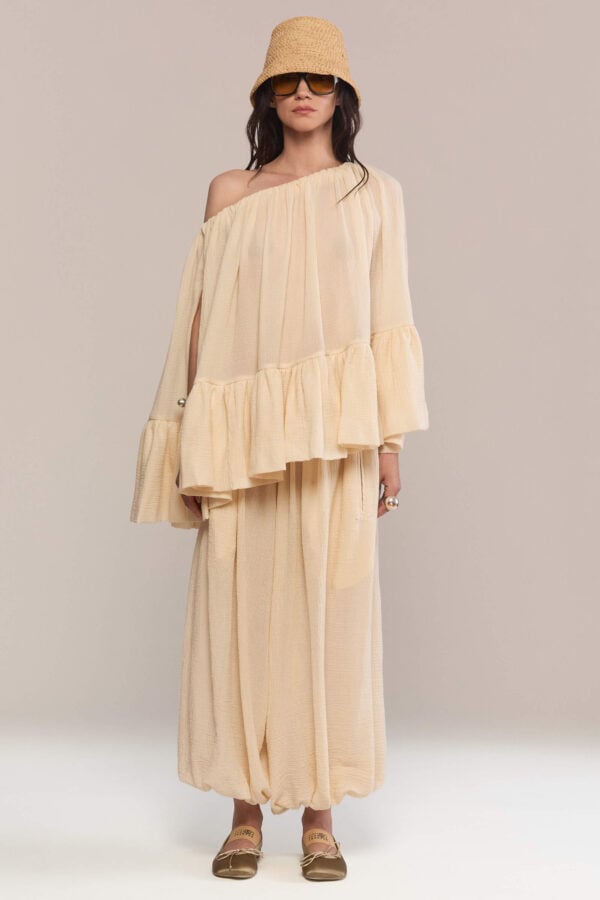 These balloon pants with gathered ankles, designed for movement and comfort, are the perfect choice for warm weather, an elegant or casual look.