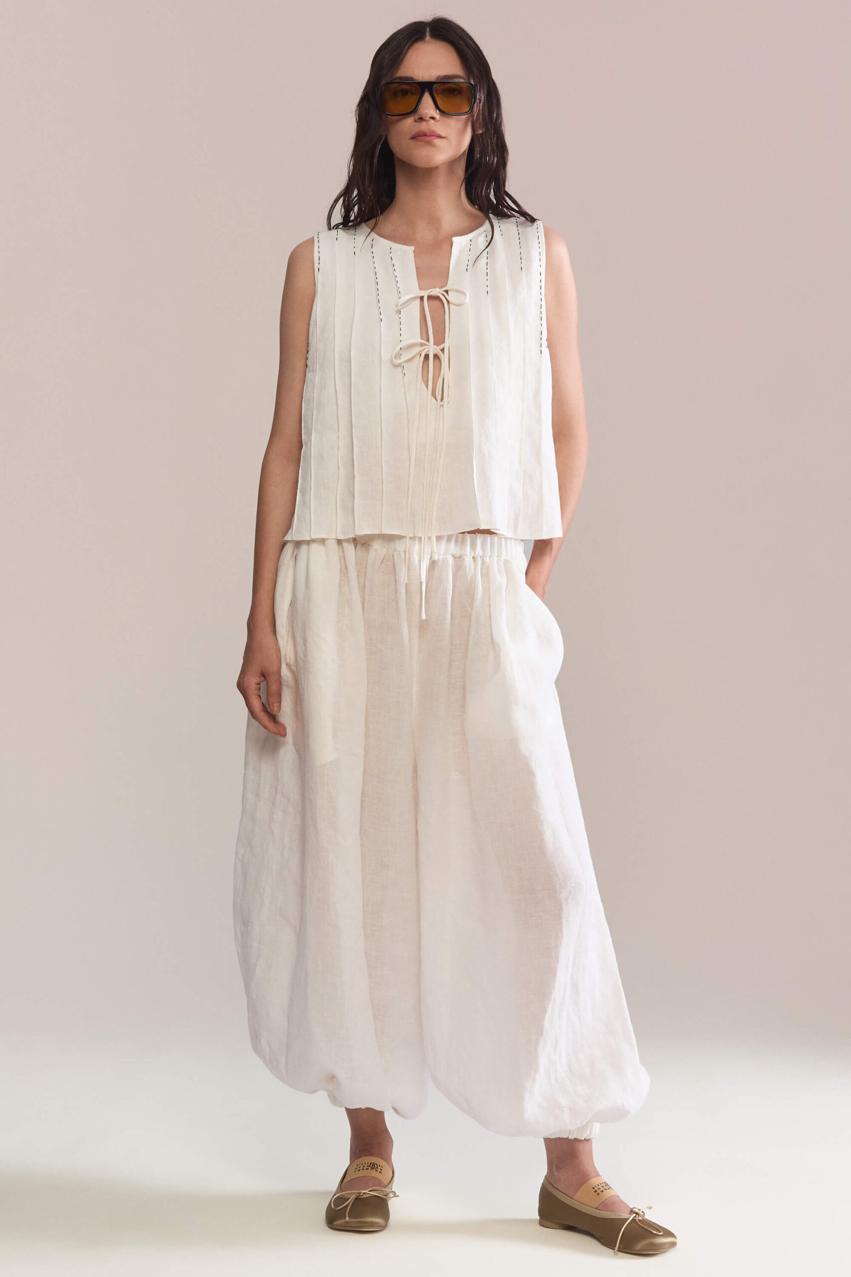 These full length balloon-style pants features drapes and an elastic waist. Made of linen, they are comfortable to wear and ideal for warm weather.