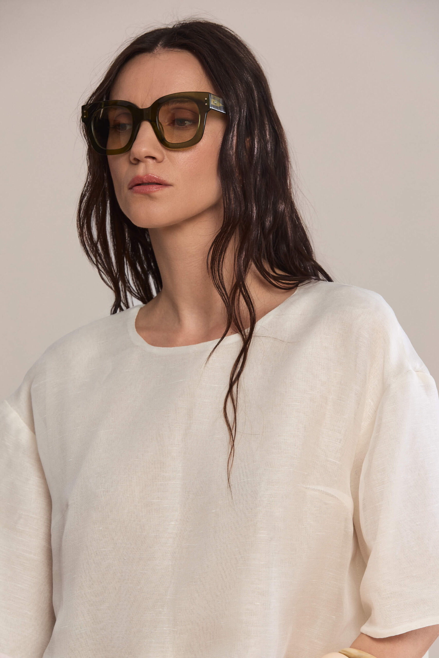 This relaxed and airy top made of 100% silk is a versatile summer staple. The dropped waist falls into a voluminous peplum hem with soft gathers, adding subtle texture and movement. Pair it with the matching skirt for a total look.