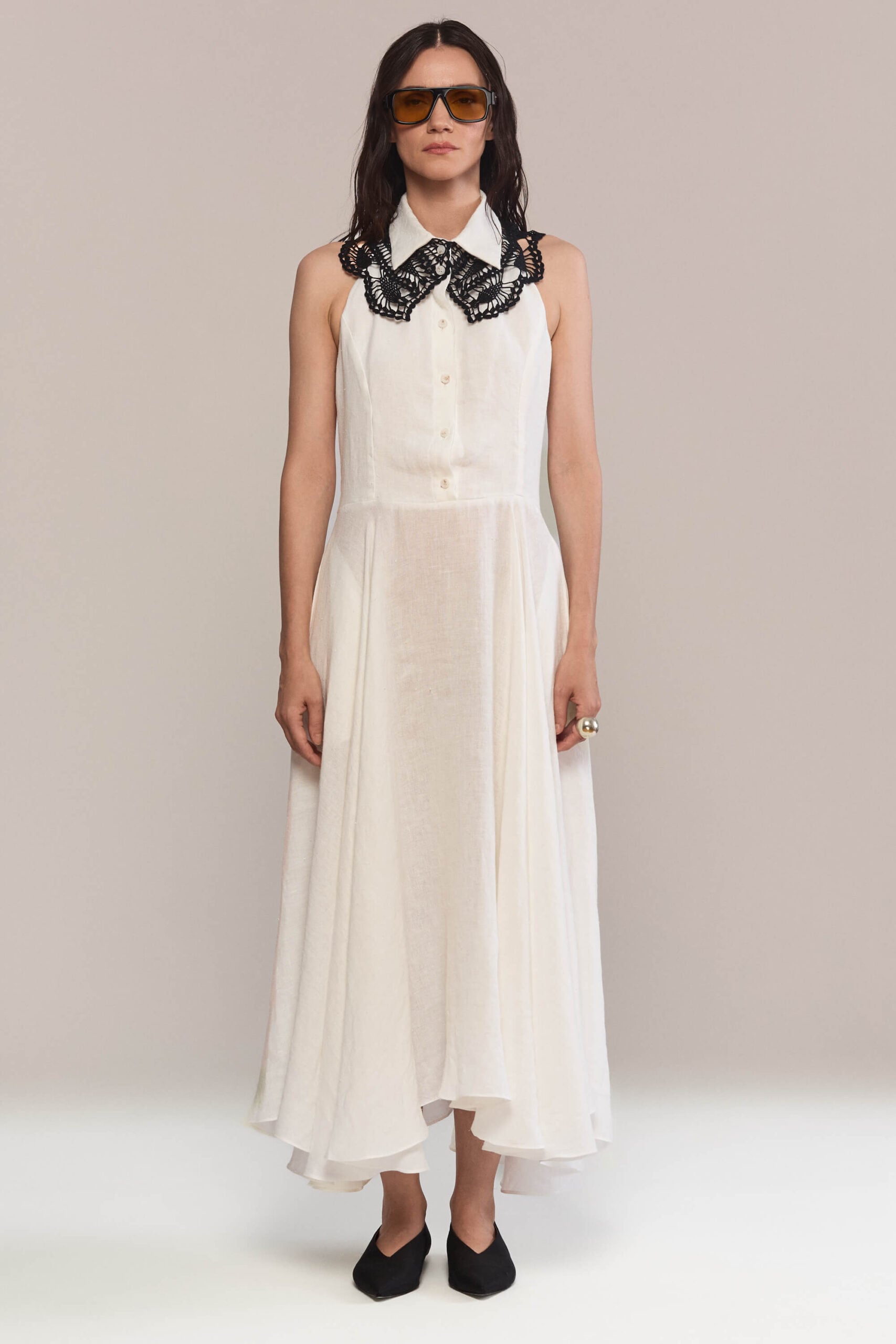 The white sleeveless dress with white collar and black lace overlay is the perfect choice for brunch, garden parties or special occasions. Wear it with sandals for a casual look or with heels and statement jewelry for a sophisticated style.