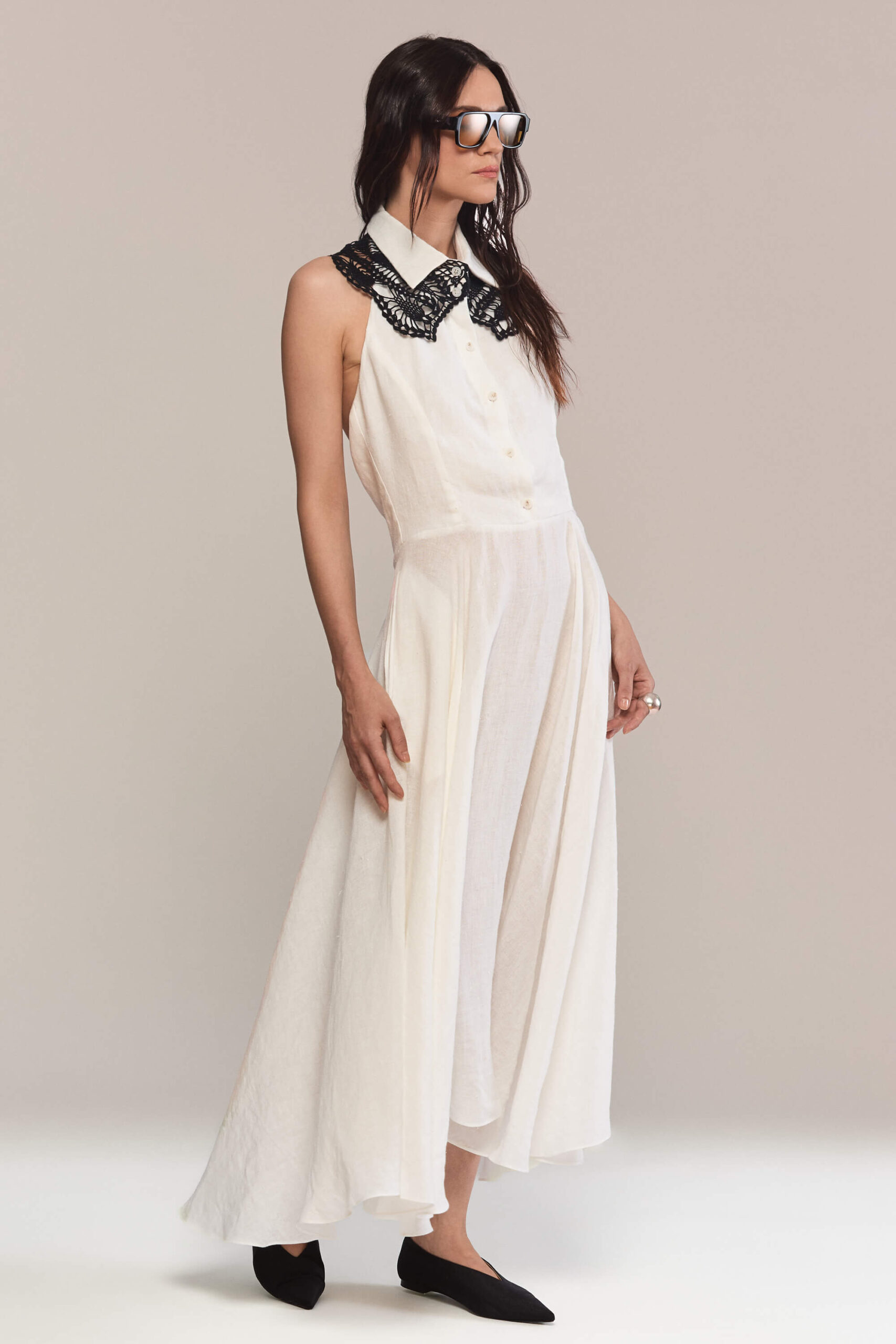 The white sleeveless dress with white collar and black lace overlay is the perfect choice for brunch, garden parties or special occasions. Wear it with sandals for a casual look or with heels and statement jewelry for a sophisticated style.