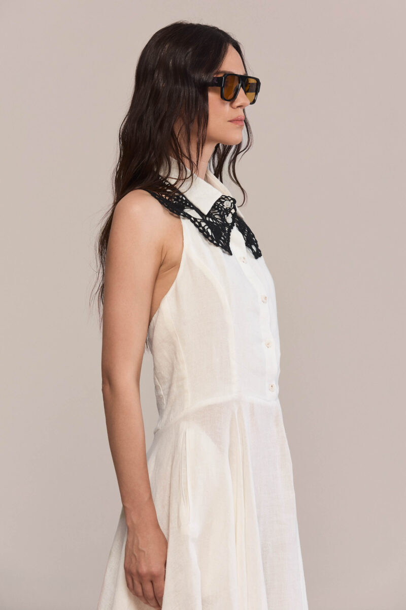 The white sleeveless dress with white collar and black lace overlay is the perfect choice for brunch, garden parties or special occasions. Wear it with sandals for a casual look or with heels and statement jewelry for a sophisticated style.
