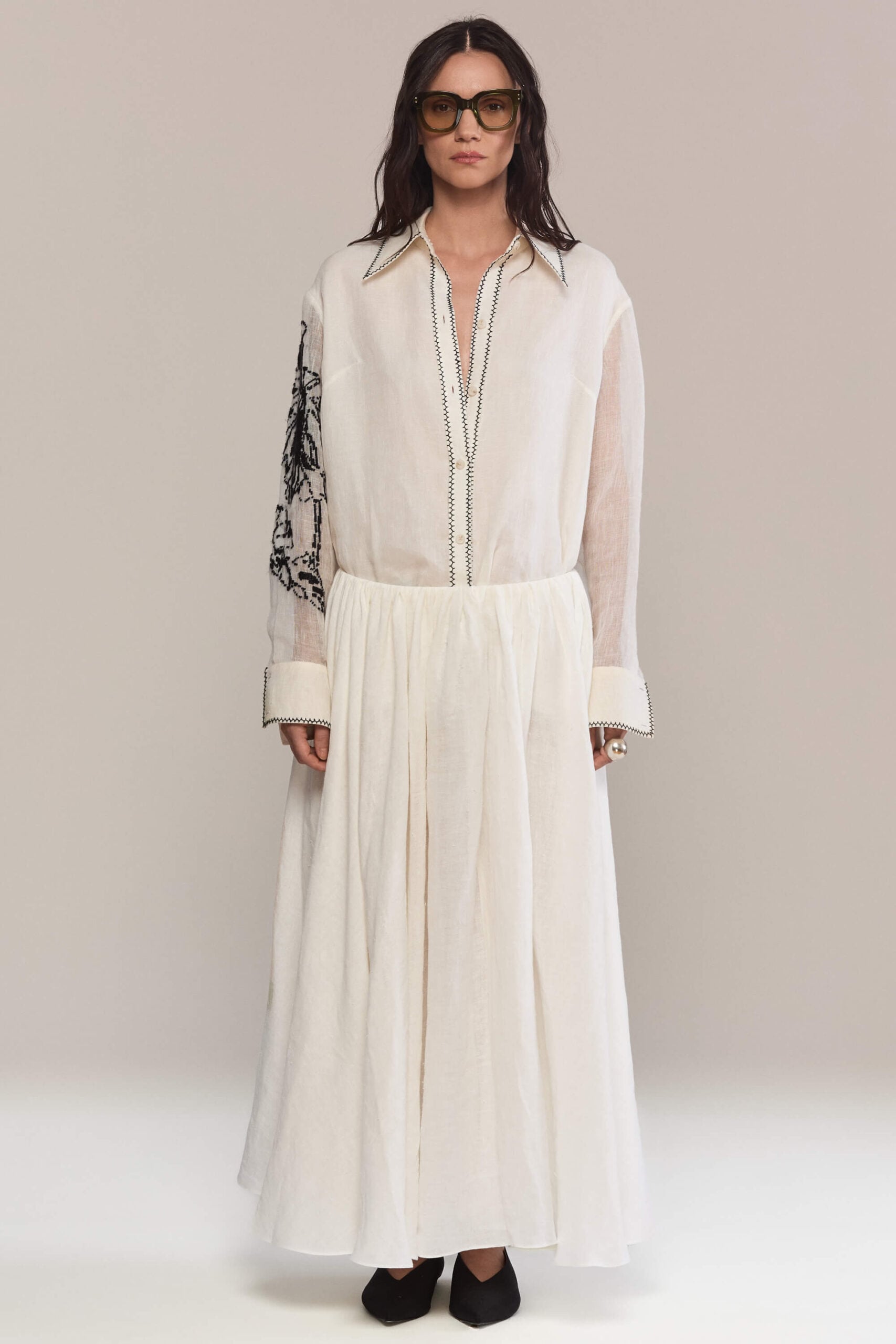 An A-line skirt with soft pleating that ensures beautiful movement with every step. Effortlessly chic and light, this skirt can be paired with the matching embroidered shirt for a complete look.