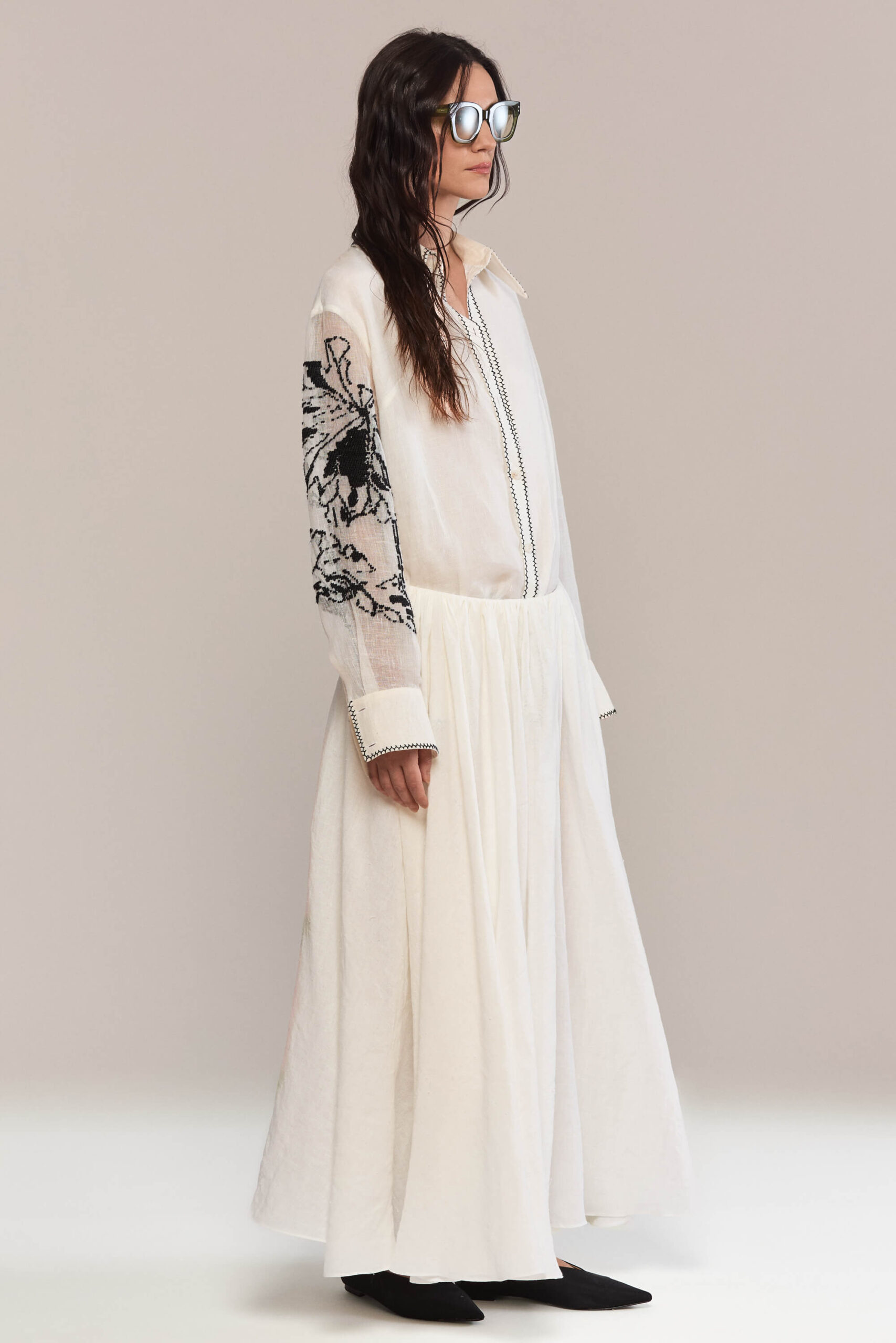 An A-line skirt with soft pleating that ensures beautiful movement with every step. Effortlessly chic and light, this skirt can be paired with the matching embroidered shirt for a complete look.