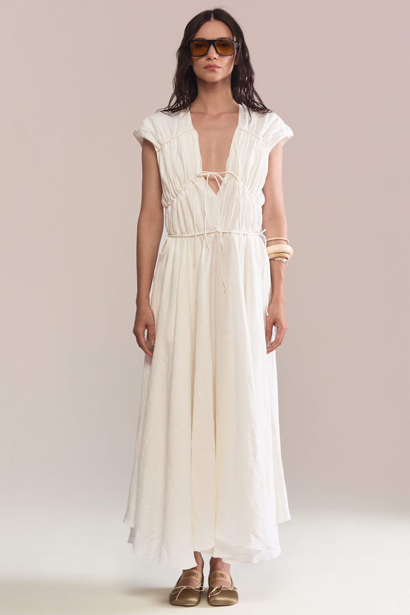 This linen dress features a low neckline, gathered bodice, and adjustable ties for a perfect fit. The full circle skirt adds effortless movement, which makes it ideal for any occasions, from day to evening!