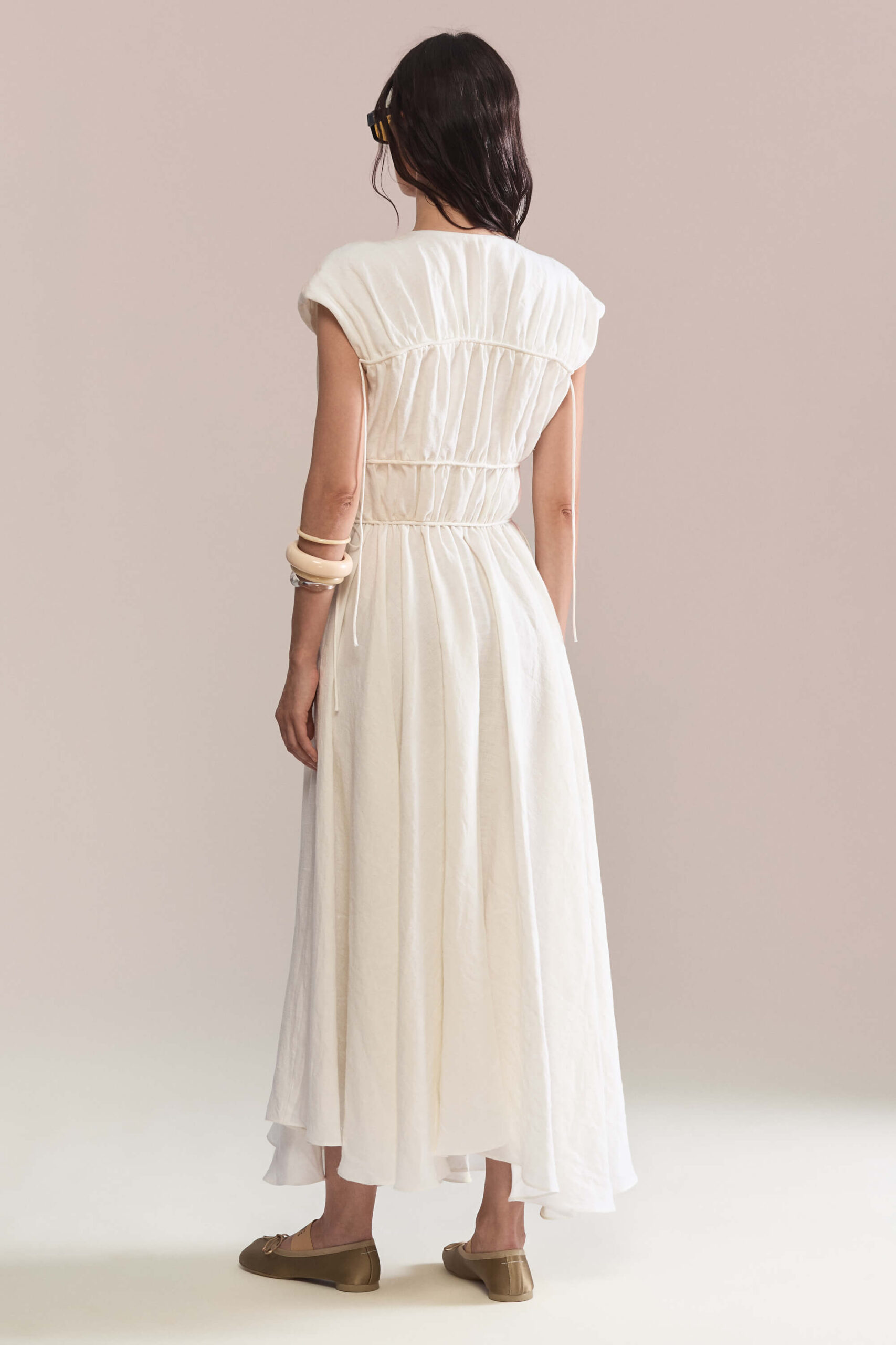 This linen dress features a low neckline, gathered bodice, and adjustable ties for a perfect fit. The full circle skirt adds effortless movement, which makes it ideal for any occasions, from day to evening!