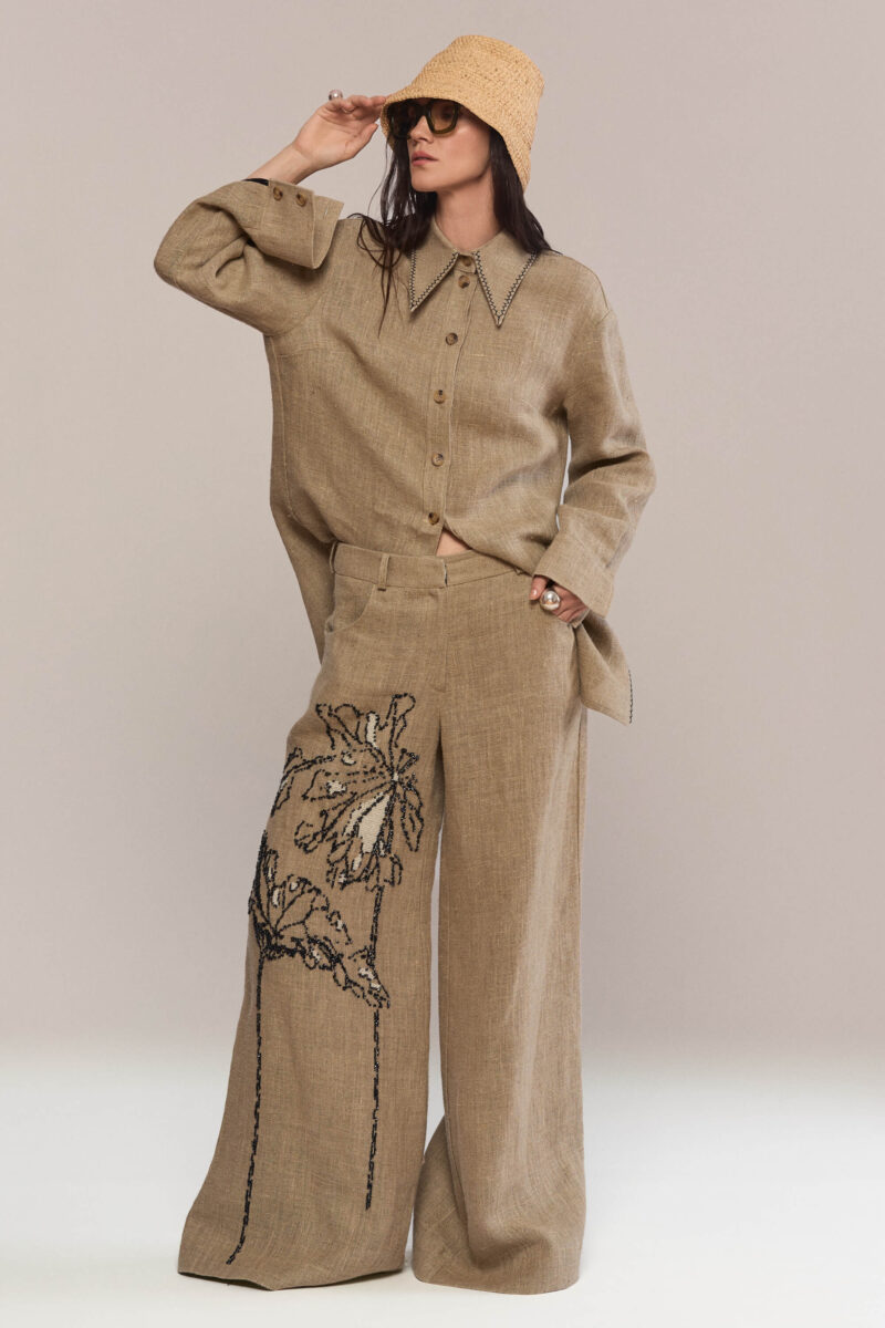 Wide-leg trousers crafted from natural hemp, defined by a relaxed silhouette and hand-embroidered leaf motifs, an understated expression of craftsmanship and natural elegance. Pair them with our matching shirt for effortlessly refined set.
