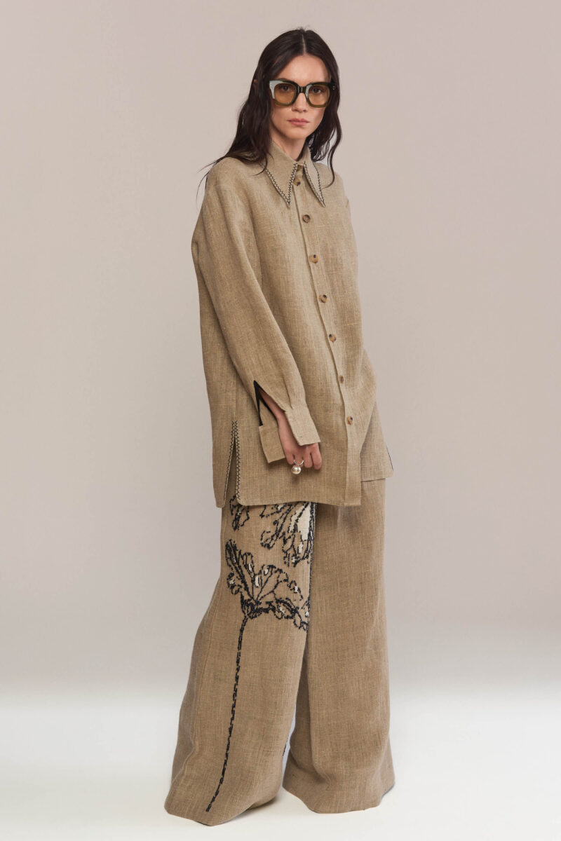 Wide-leg trousers crafted from natural hemp, defined by a relaxed silhouette and hand-embroidered leaf motifs, an understated expression of craftsmanship and natural elegance. Pair them with our matching shirt for effortlessly refined set.