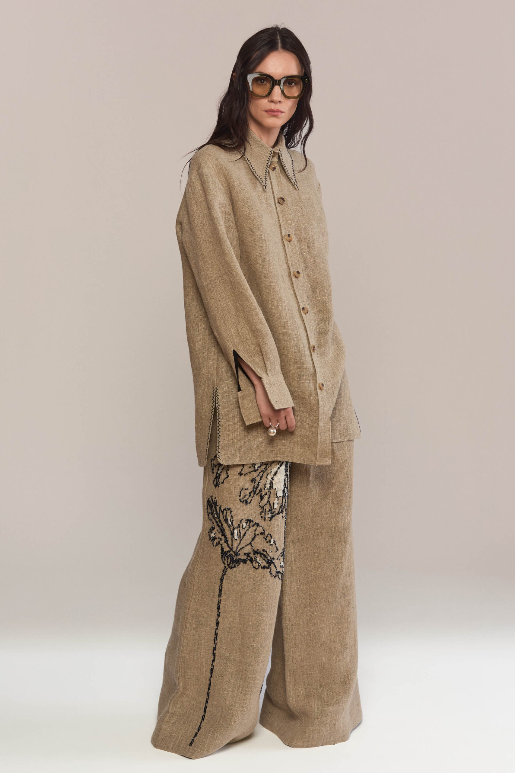 Wide-leg trousers crafted from natural hemp, defined by a relaxed silhouette and hand-embroidered leaf motifs, an understated expression of craftsmanship and natural elegance. Pair them with our matching shirt for effortlessly refined set.