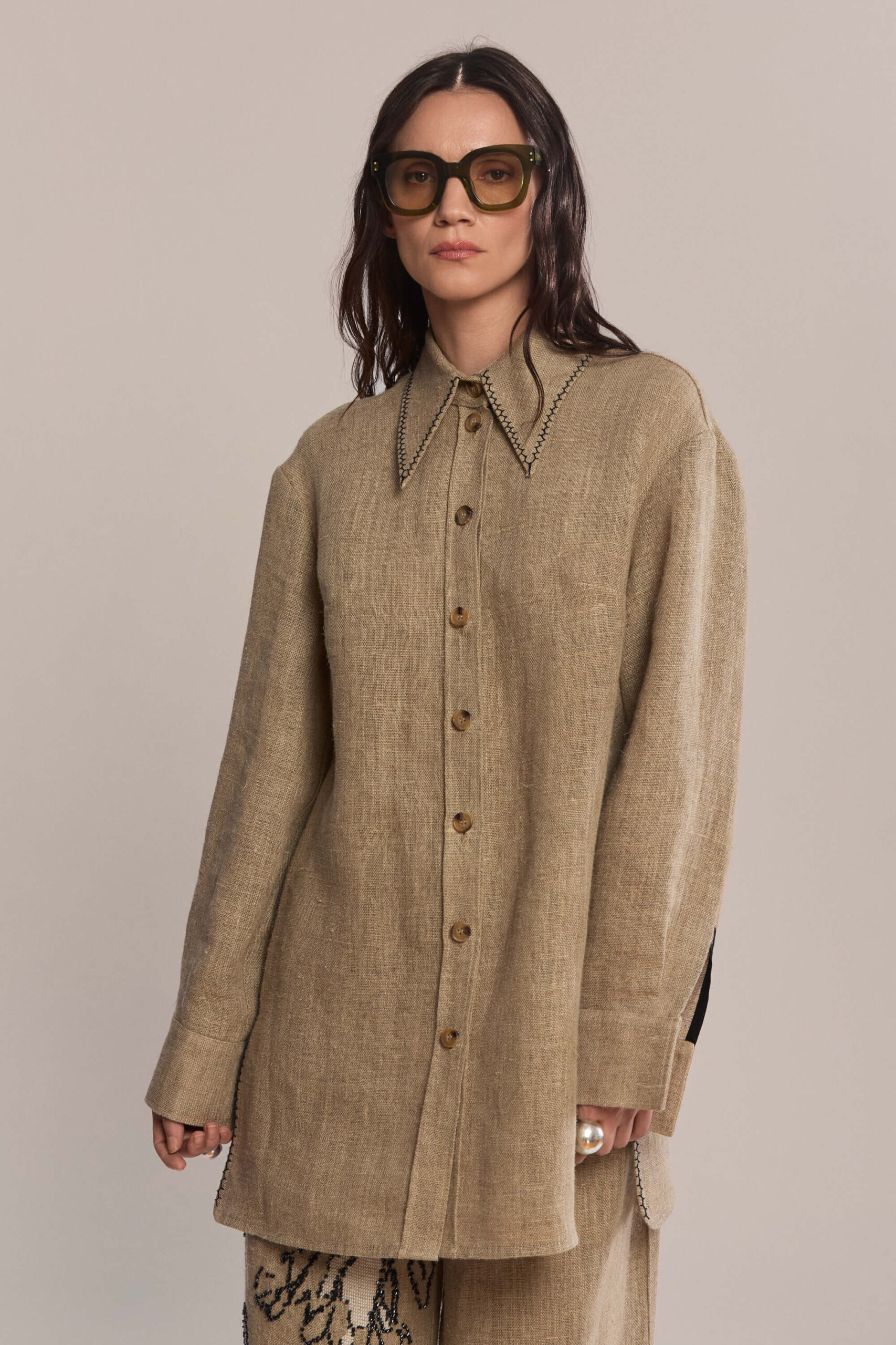 A hand-embroidered hemp shirt in a relaxed silhouette, blending craftsmanship and sustainability. Complete the look with our matching trousers for effortless total look.