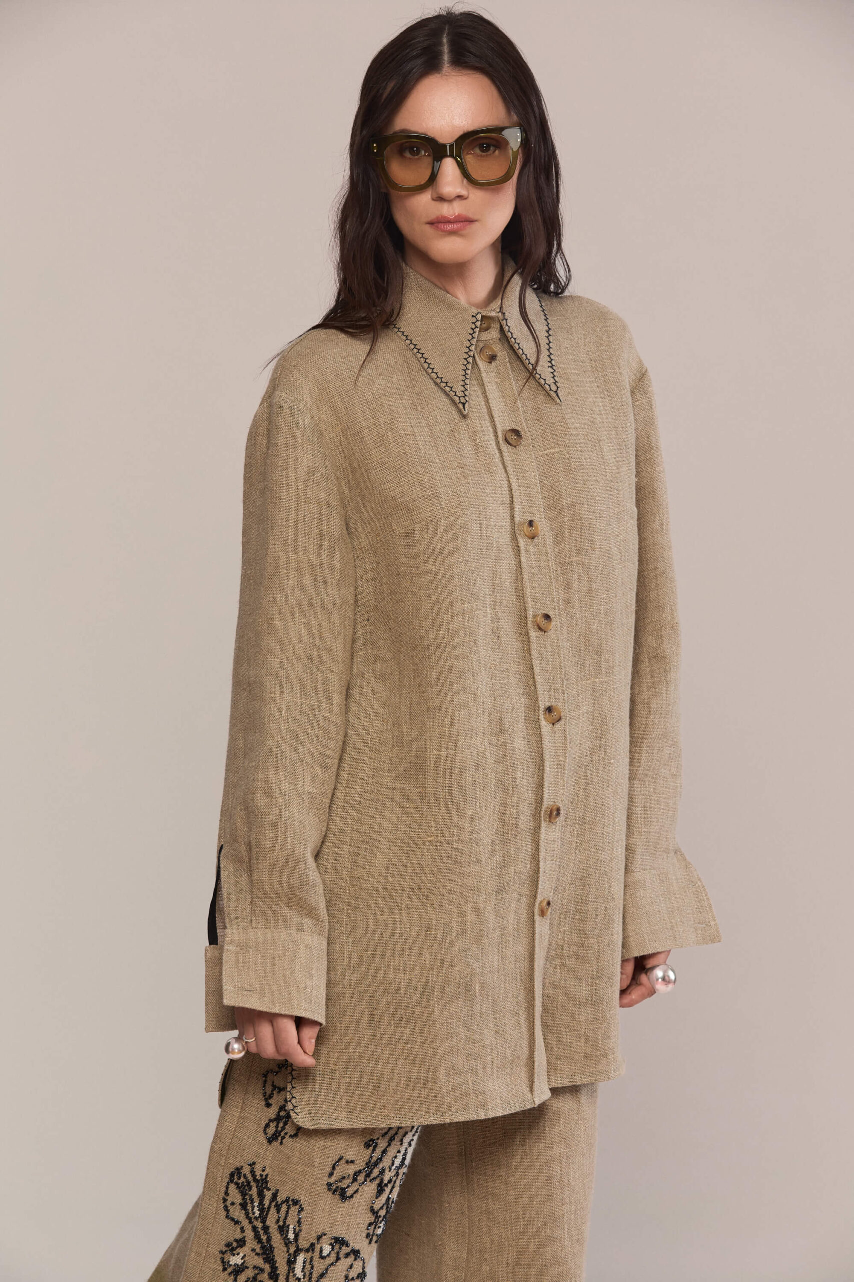 A hand-embroidered hemp shirt in a relaxed silhouette, blending craftsmanship and sustainability. Complete the look with our matching trousers for effortless total look.