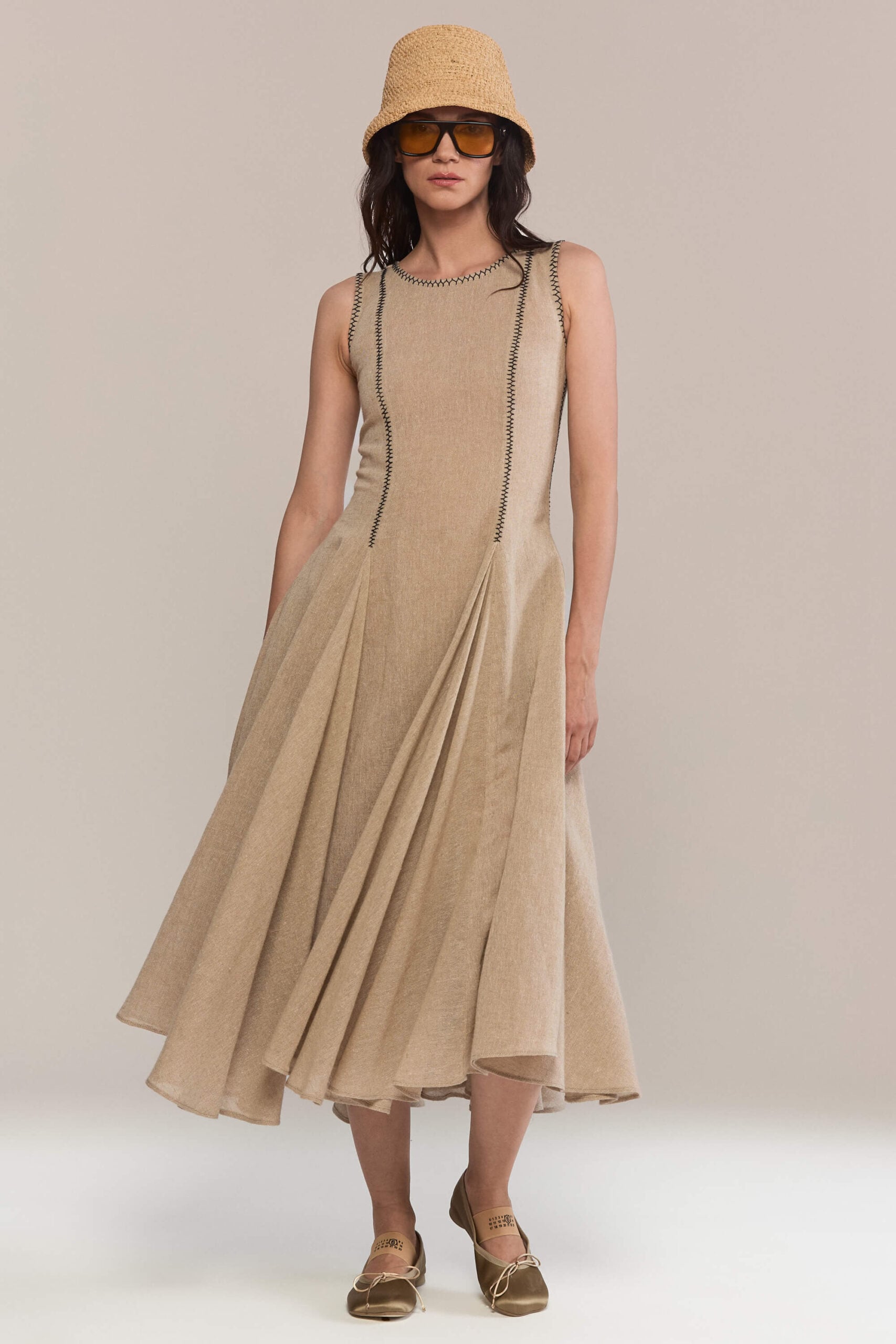 A clean A-line midi dress with hand-stitched vertical seams and pleated godets for graceful volume. Crafted from breathable natural hemp, it is perfect for warm weather or layering.