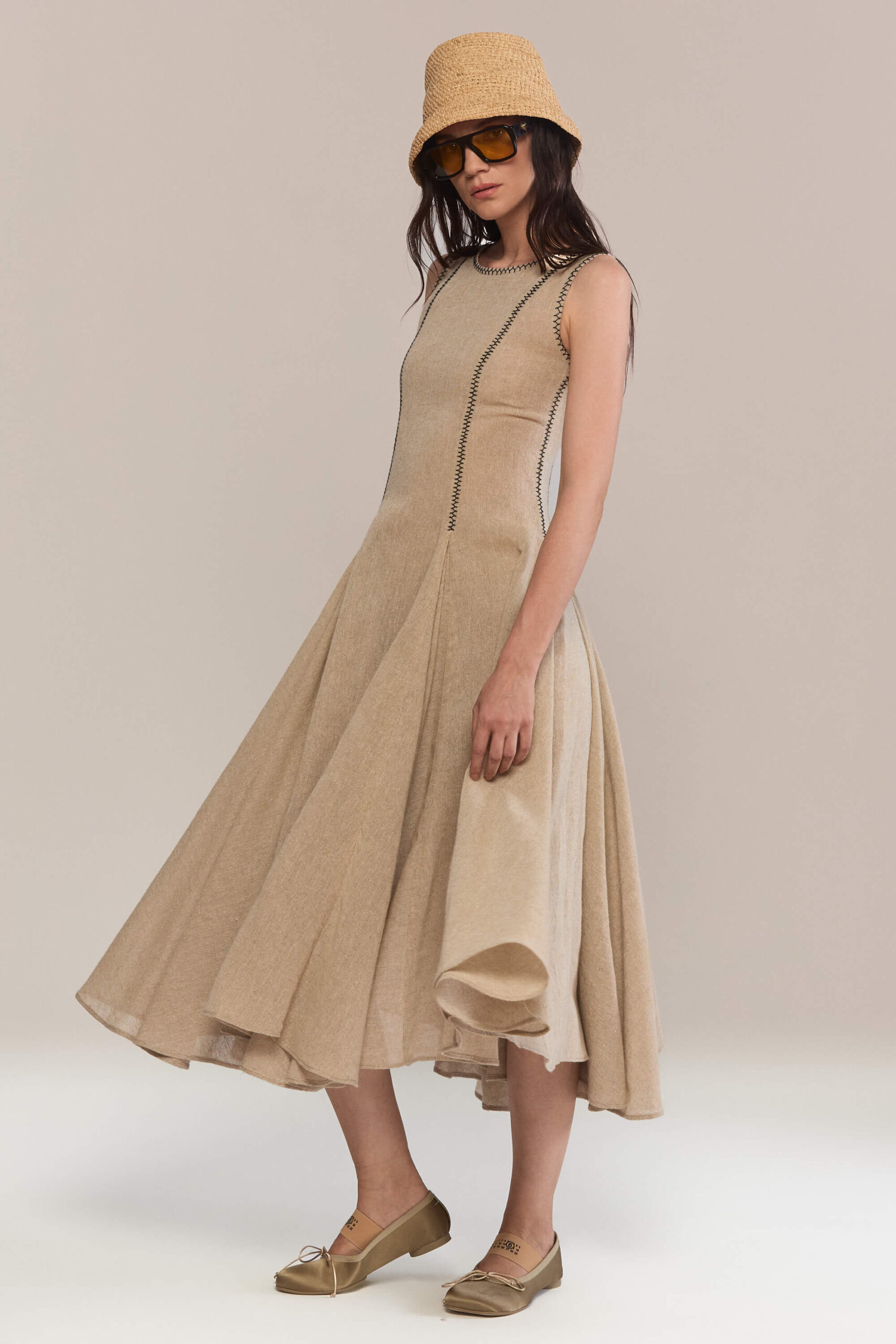 A clean A-line midi dress with hand-stitched vertical seams and pleated godets for graceful volume. Crafted from breathable natural hemp, it is perfect for warm weather or layering.