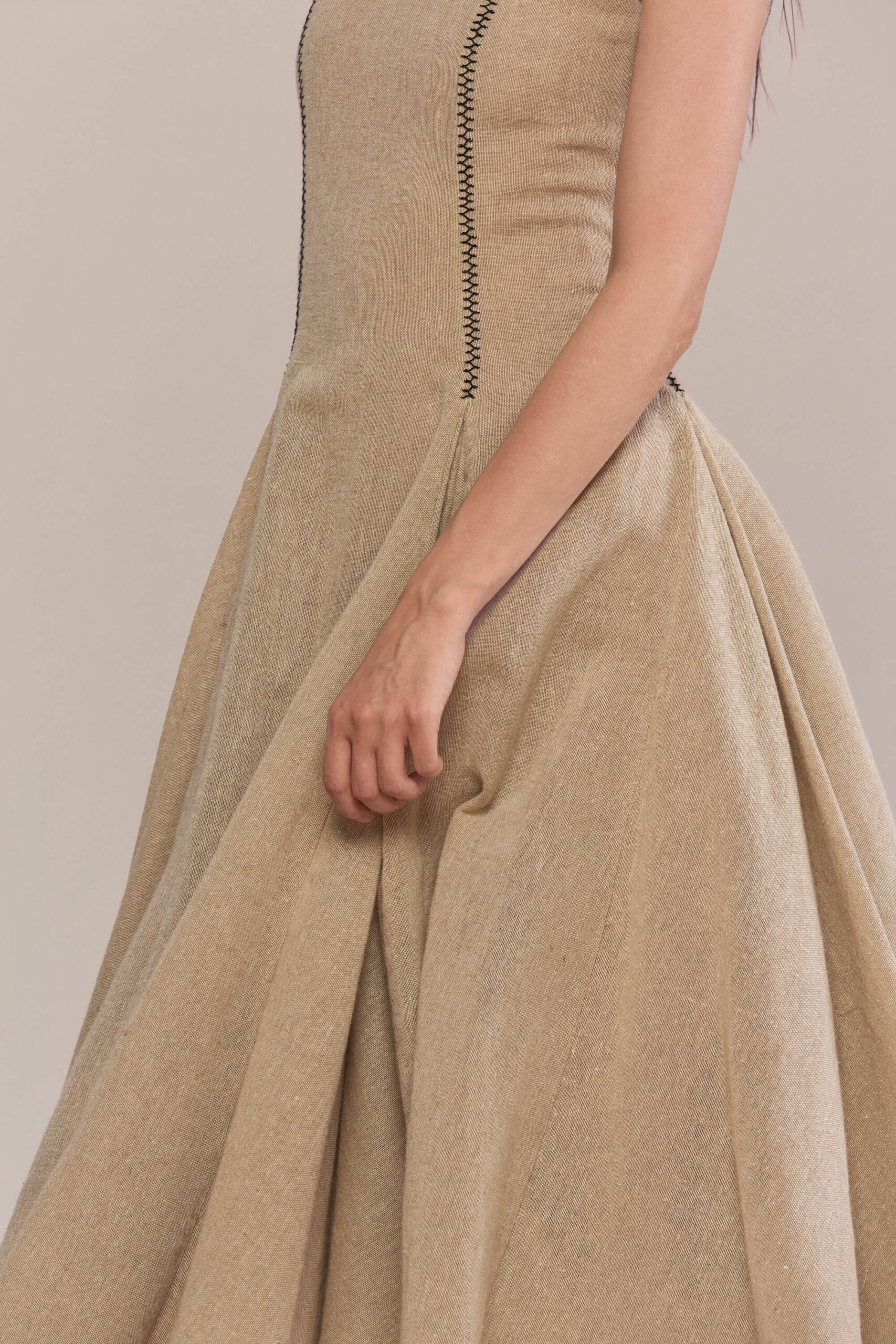 A clean A-line midi dress with hand-stitched vertical seams and pleated godets for graceful volume. Crafted from breathable natural hemp, it is perfect for warm weather or layering.
