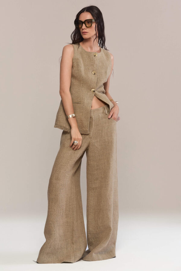 Sustainable and effortlessly chic, these wide-leg pants feature a hemp fabric and a sophisticated high-rise silhouette. A versatile wardrobe essential, they pair beautifully with our matching vest or shirt for an elevated, complete look.