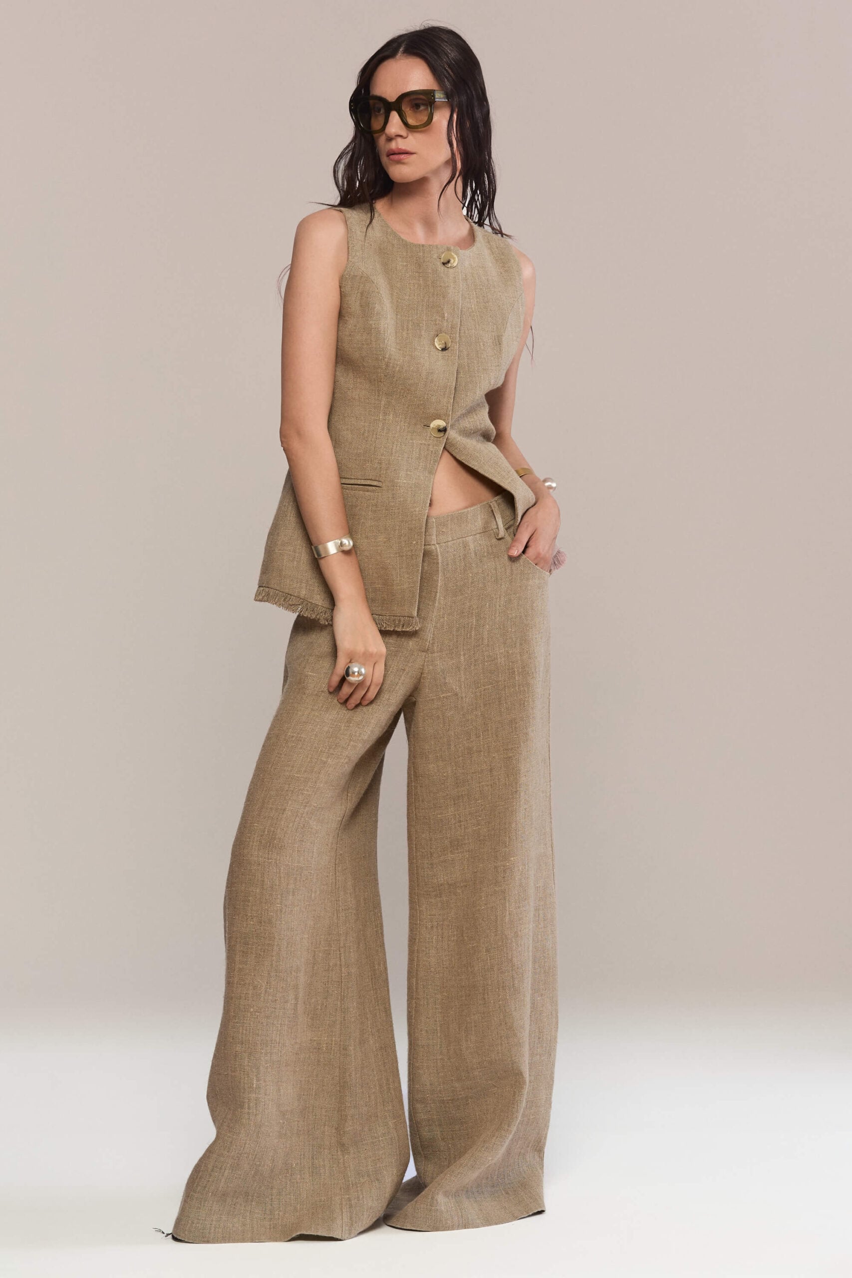 Sustainable and effortlessly chic, these wide-leg pants feature a hemp fabric and a sophisticated high-rise silhouette. A versatile wardrobe essential, they pair beautifully with our matching vest or shirt for an elevated, complete look.