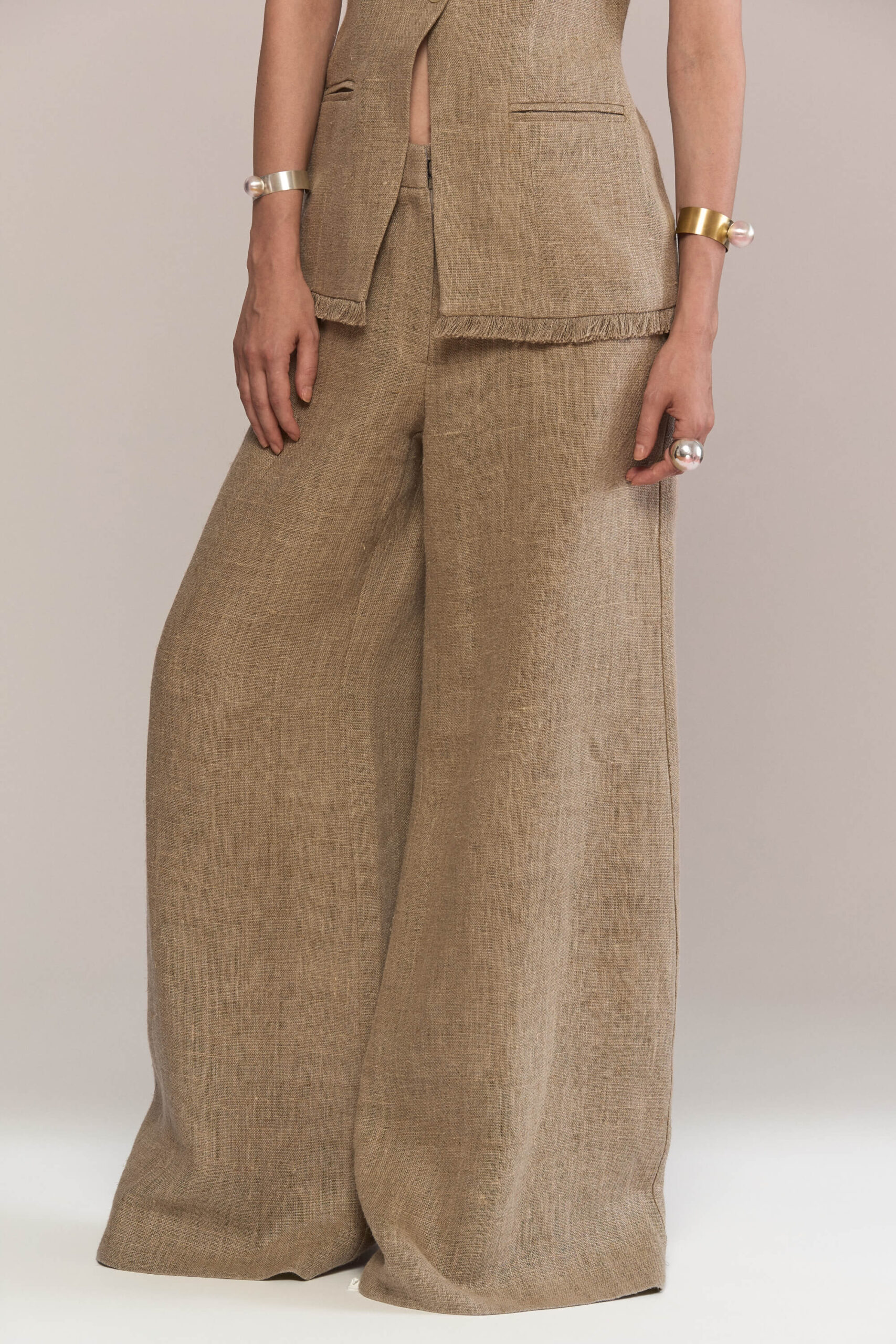 Sustainable and effortlessly chic, these wide-leg pants feature a hemp fabric and a sophisticated high-rise silhouette. A versatile wardrobe essential, they pair beautifully with our matching vest or shirt for an elevated, complete look.