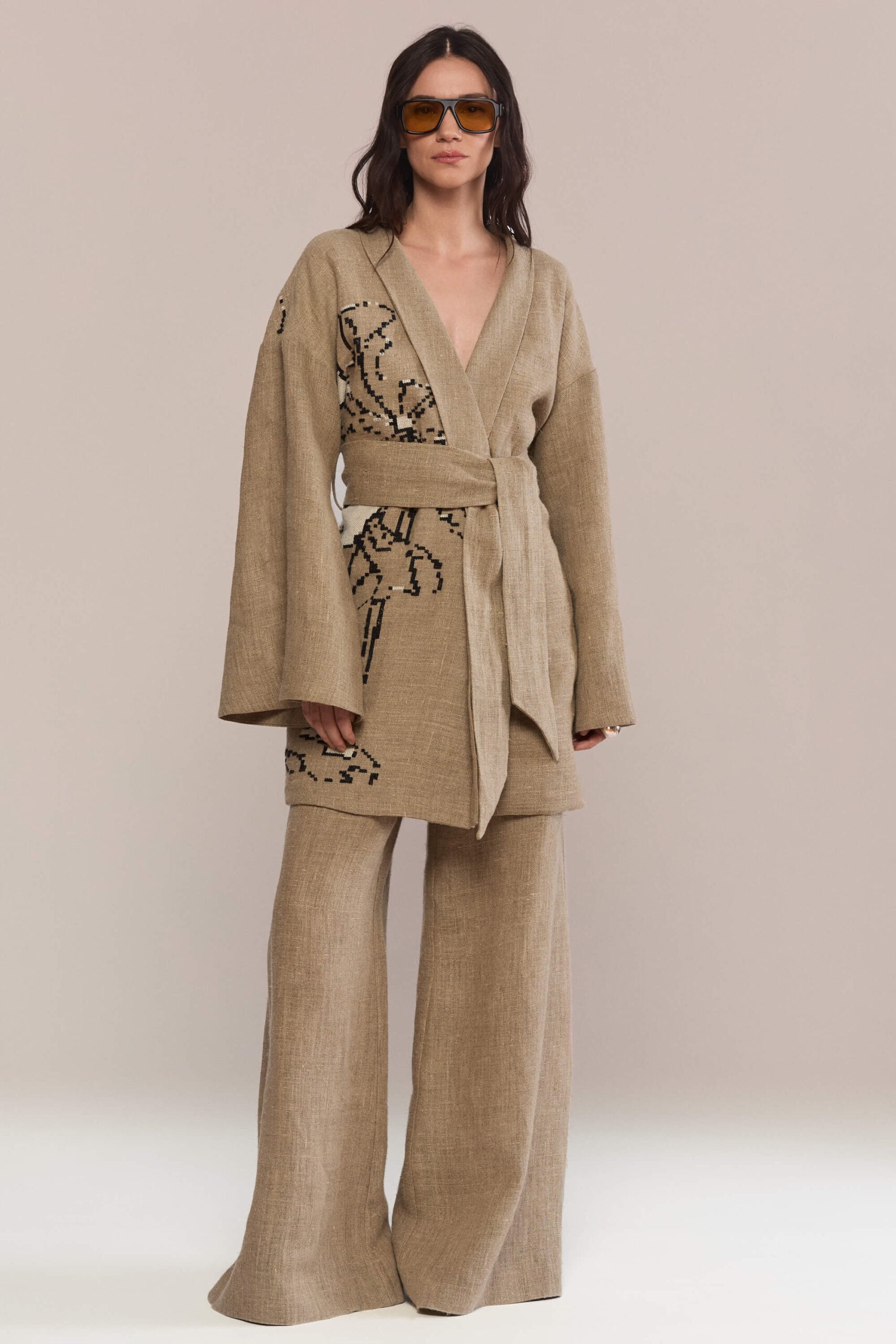 Our hemp kimono blends hand-embroidery with a flowing, relaxed silhouette. Wide sleeves and a tie belt create a versatile piece, perfect as a simple layer or statement jacket.