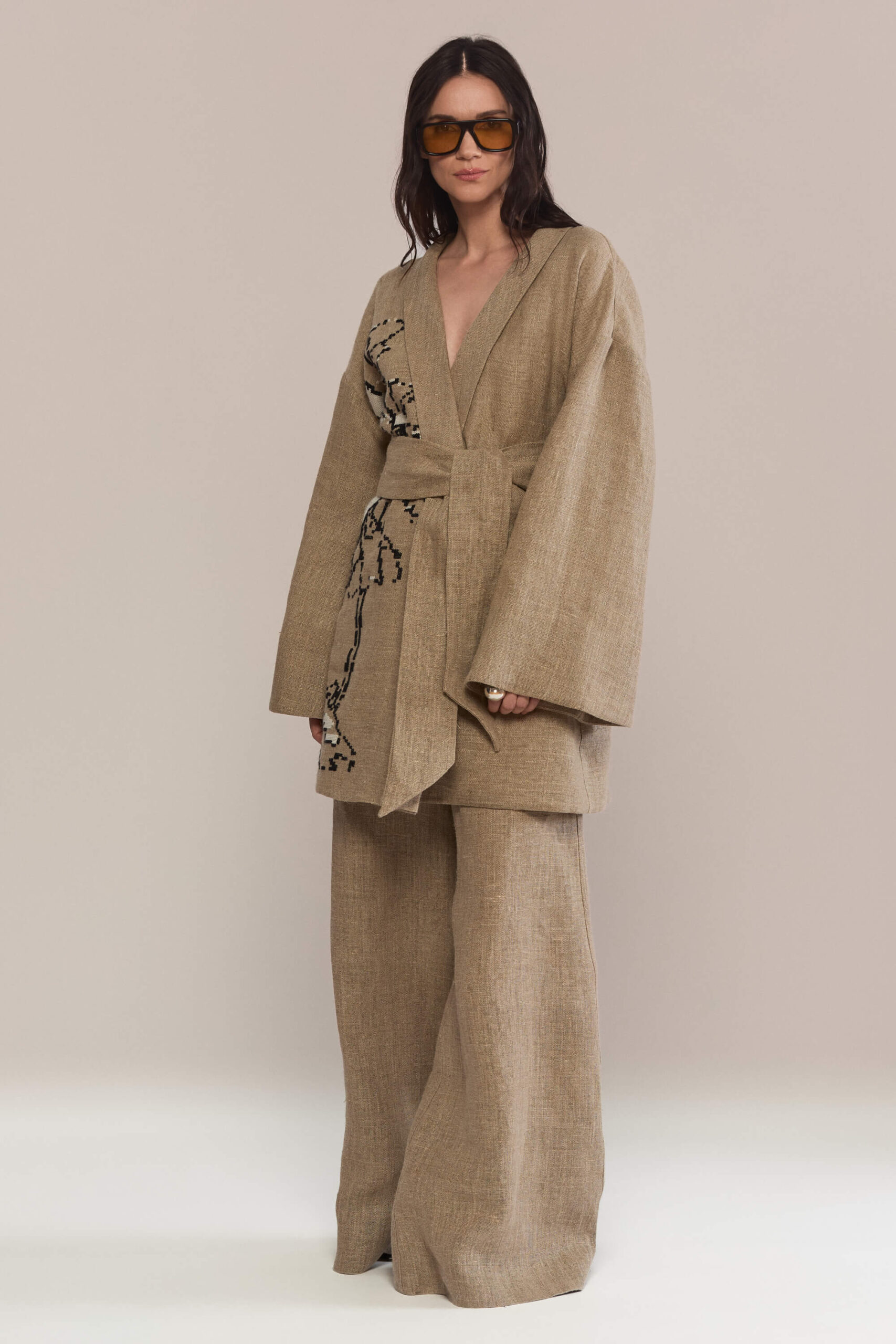 Our hemp kimono blends hand-embroidery with a flowing, relaxed silhouette. Wide sleeves and a tie belt create a versatile piece, perfect as a simple layer or statement jacket.